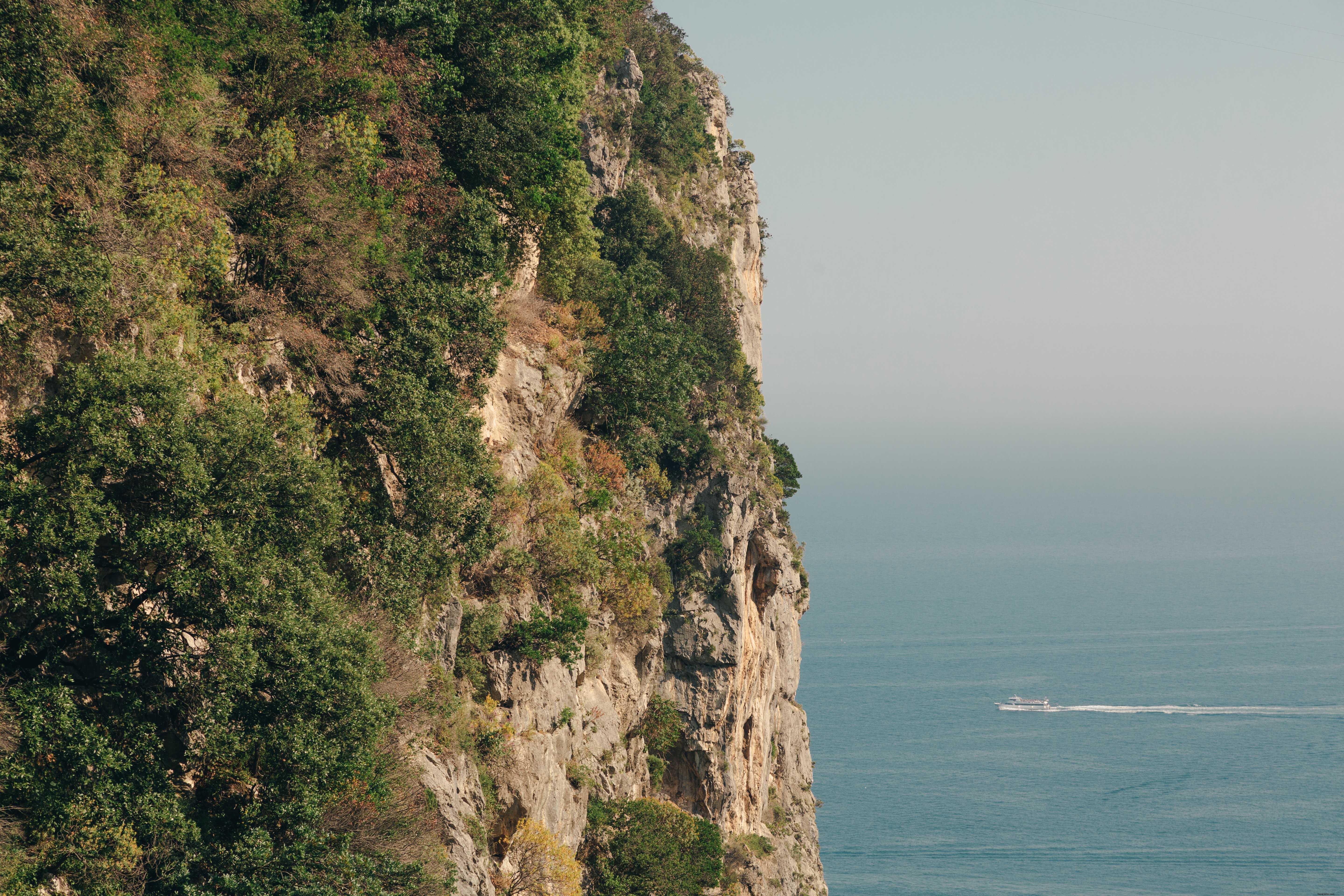 Photo de l eau et du bateau côté montagne