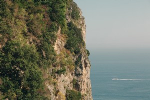 Foto de água e barco ao lado da montanha