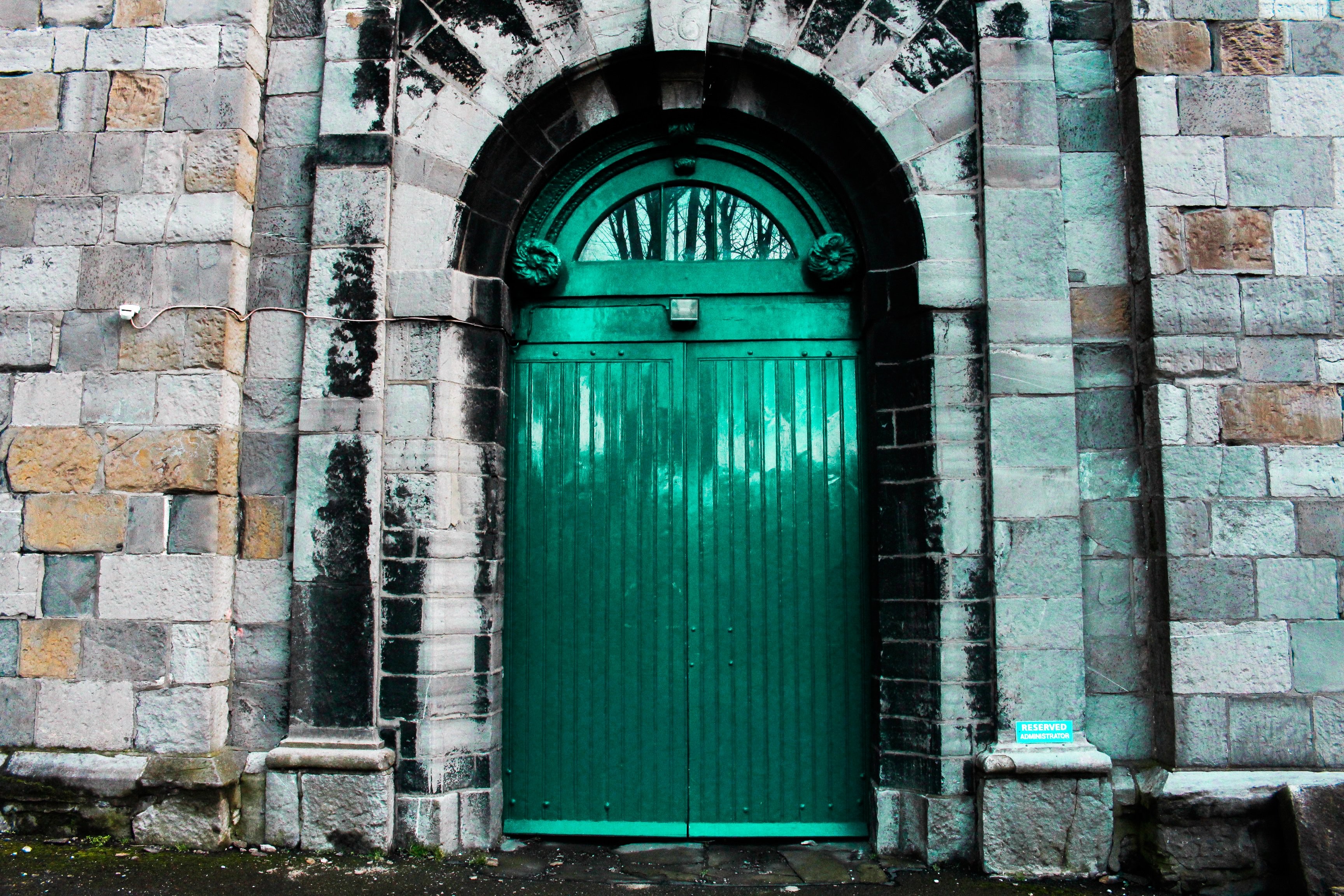 Foto de arquitectura de puerta de castillo verde