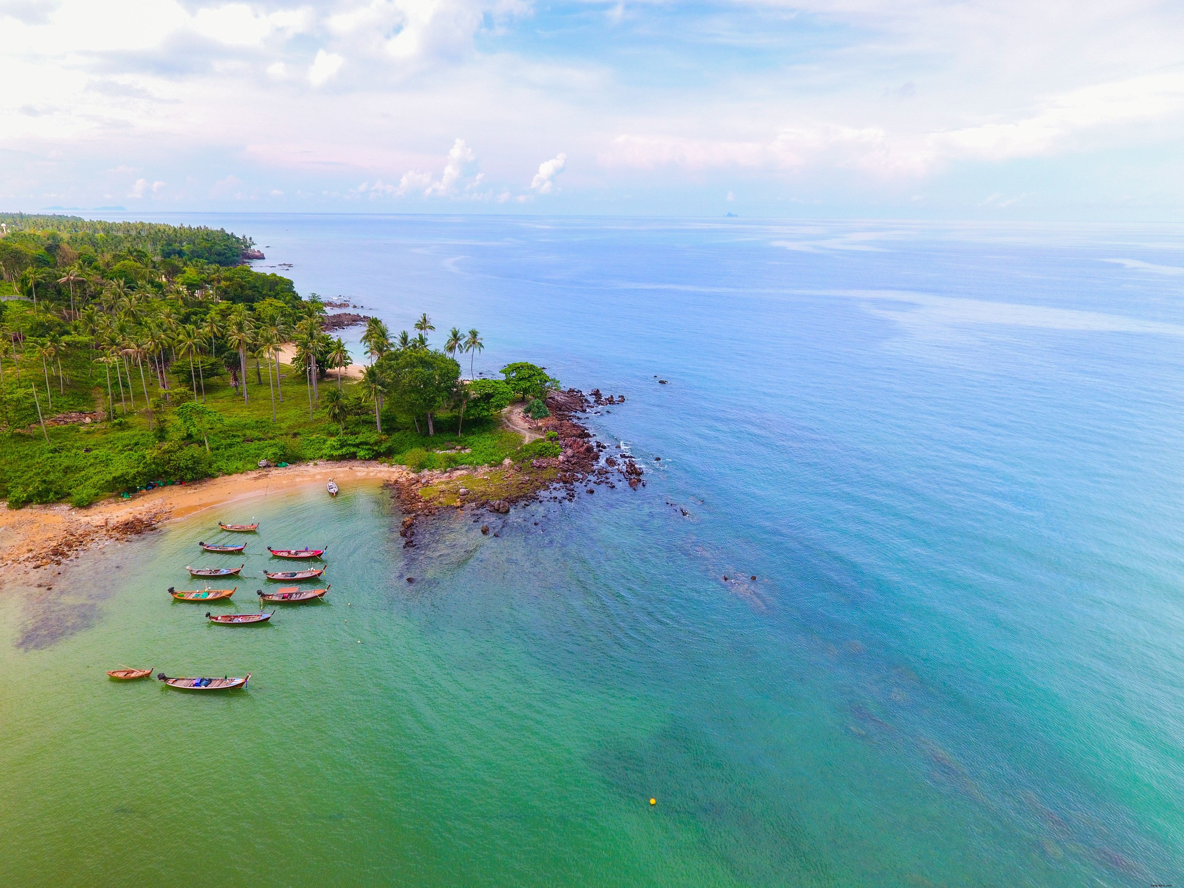 Pemandangan Pantai Dengan Kano Duduk Di Tepi Pantai Foto