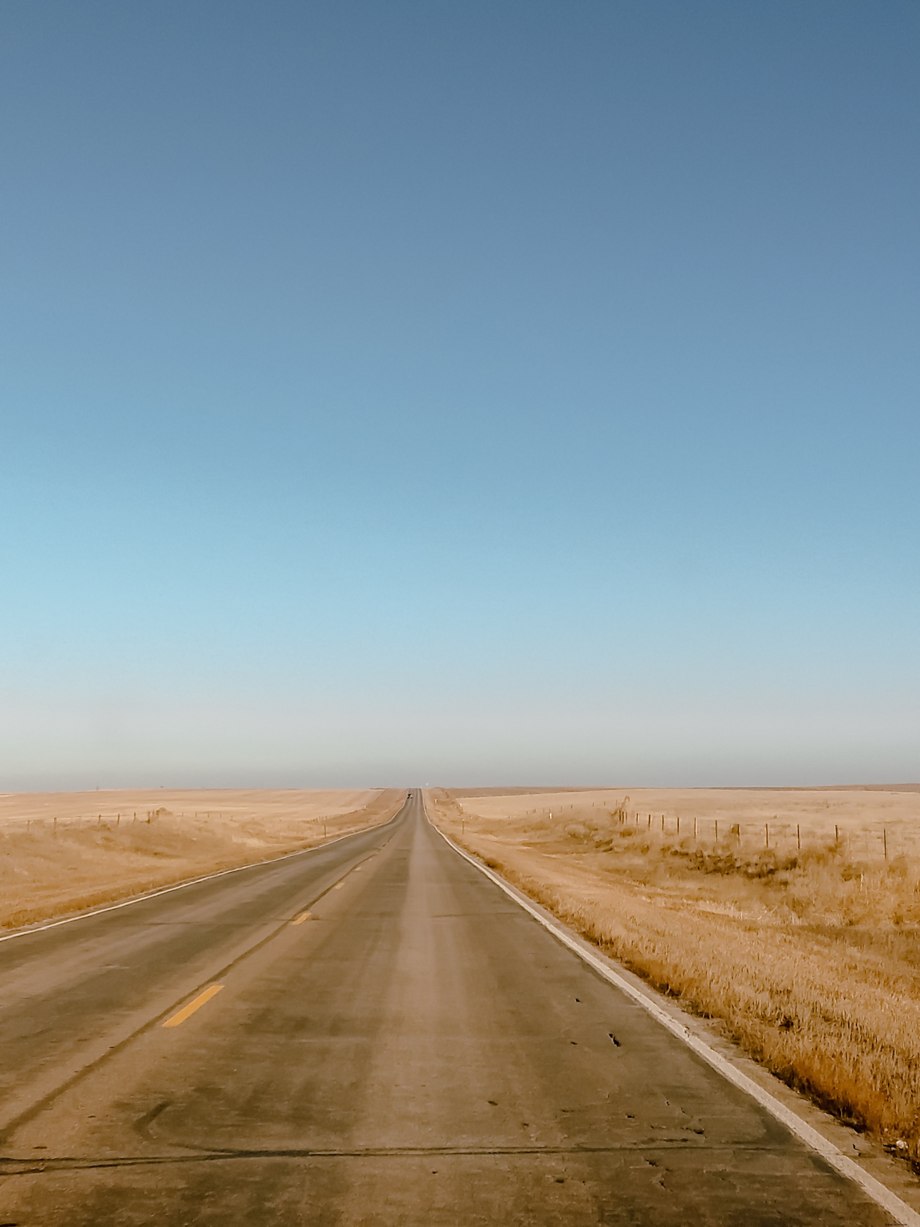 Photo de route de campagne aride