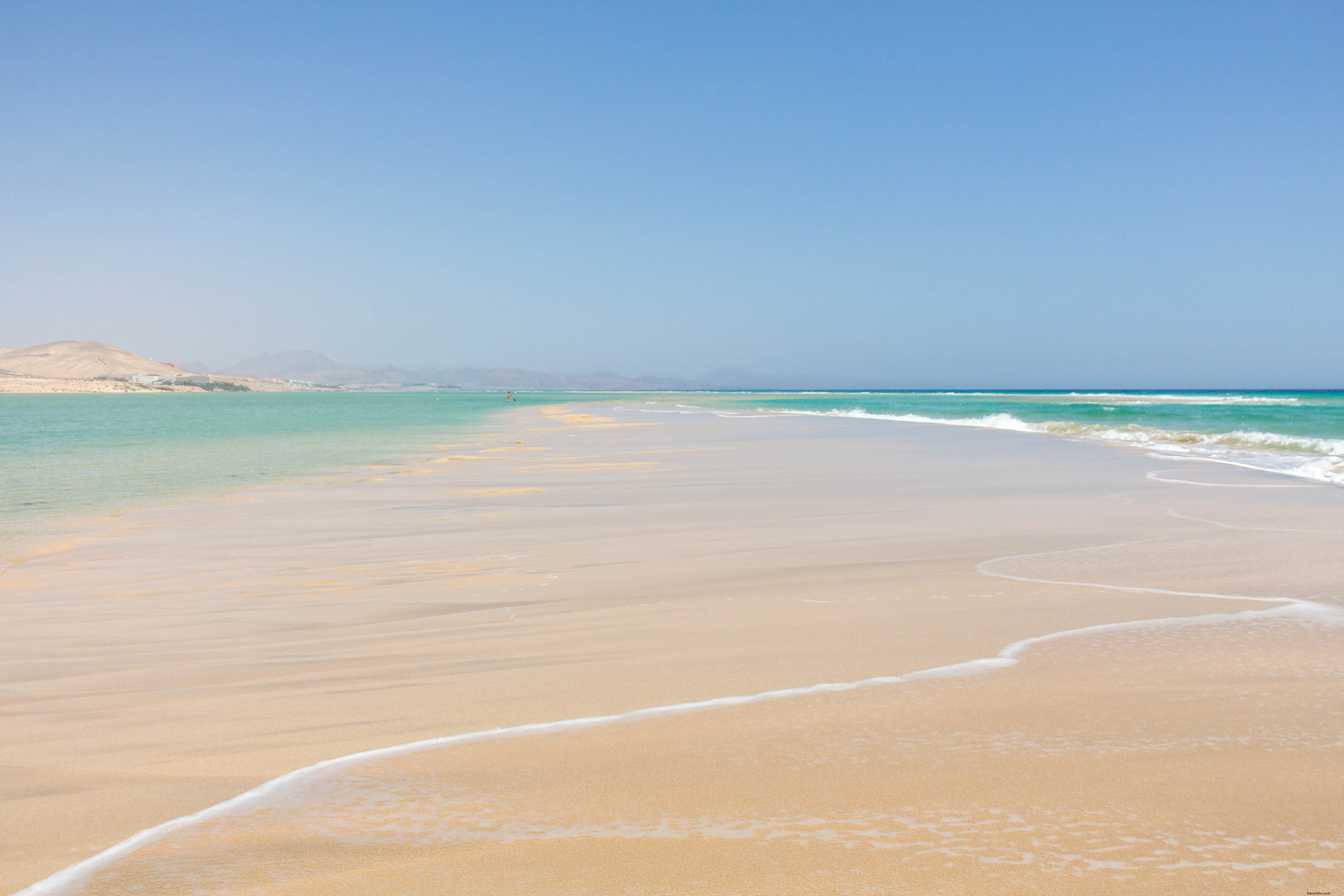 Banc de sable entre les eaux bleues de l océan Photo