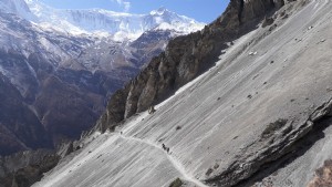 Pejalan Kaki Berjalan Melintasi Jalur Gunung Foto