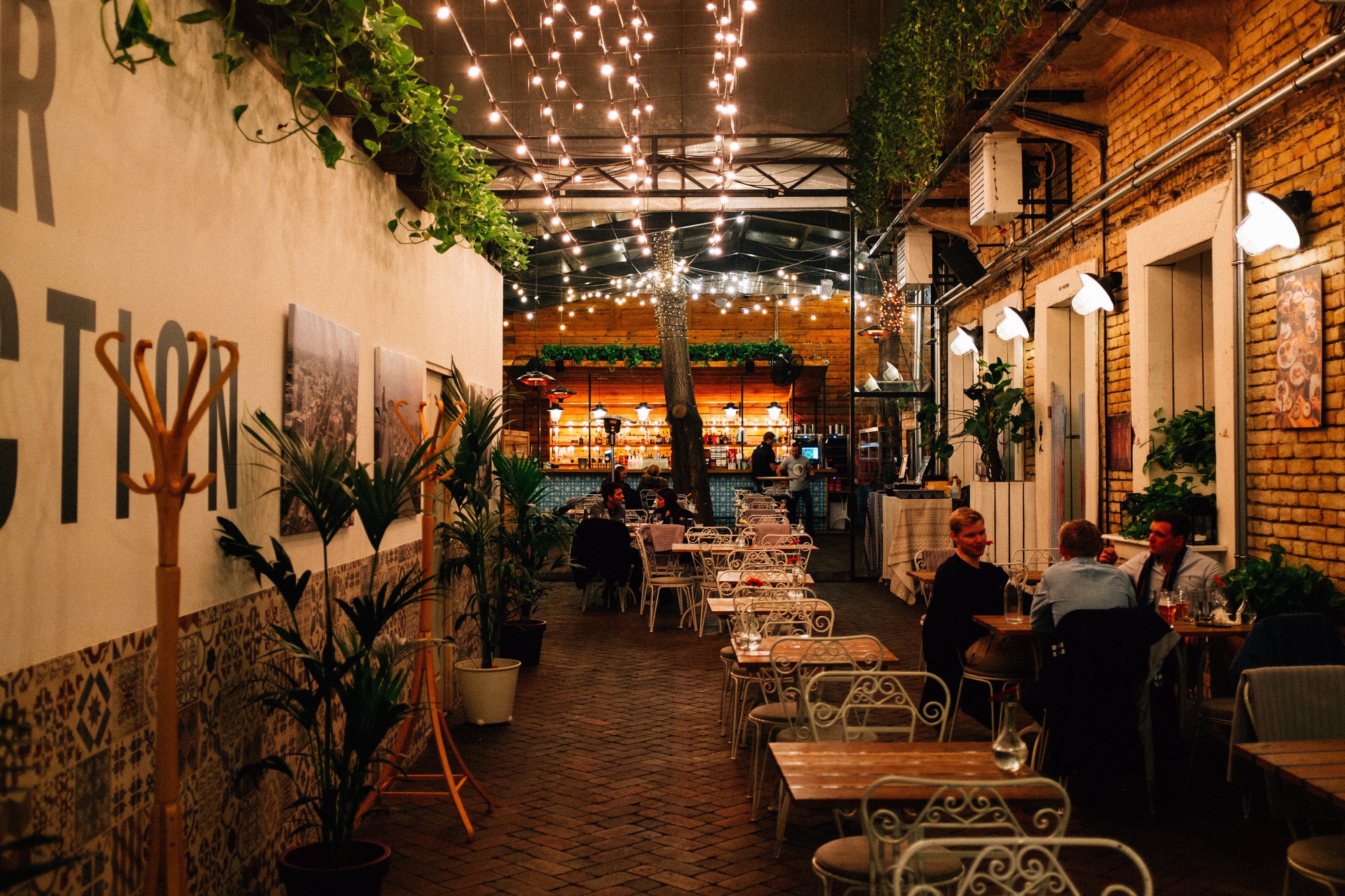 Ristorante pittoresco sotto le luci delle fate Photo