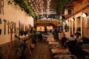 Pintoresco restaurante bajo la foto de luces de hadas