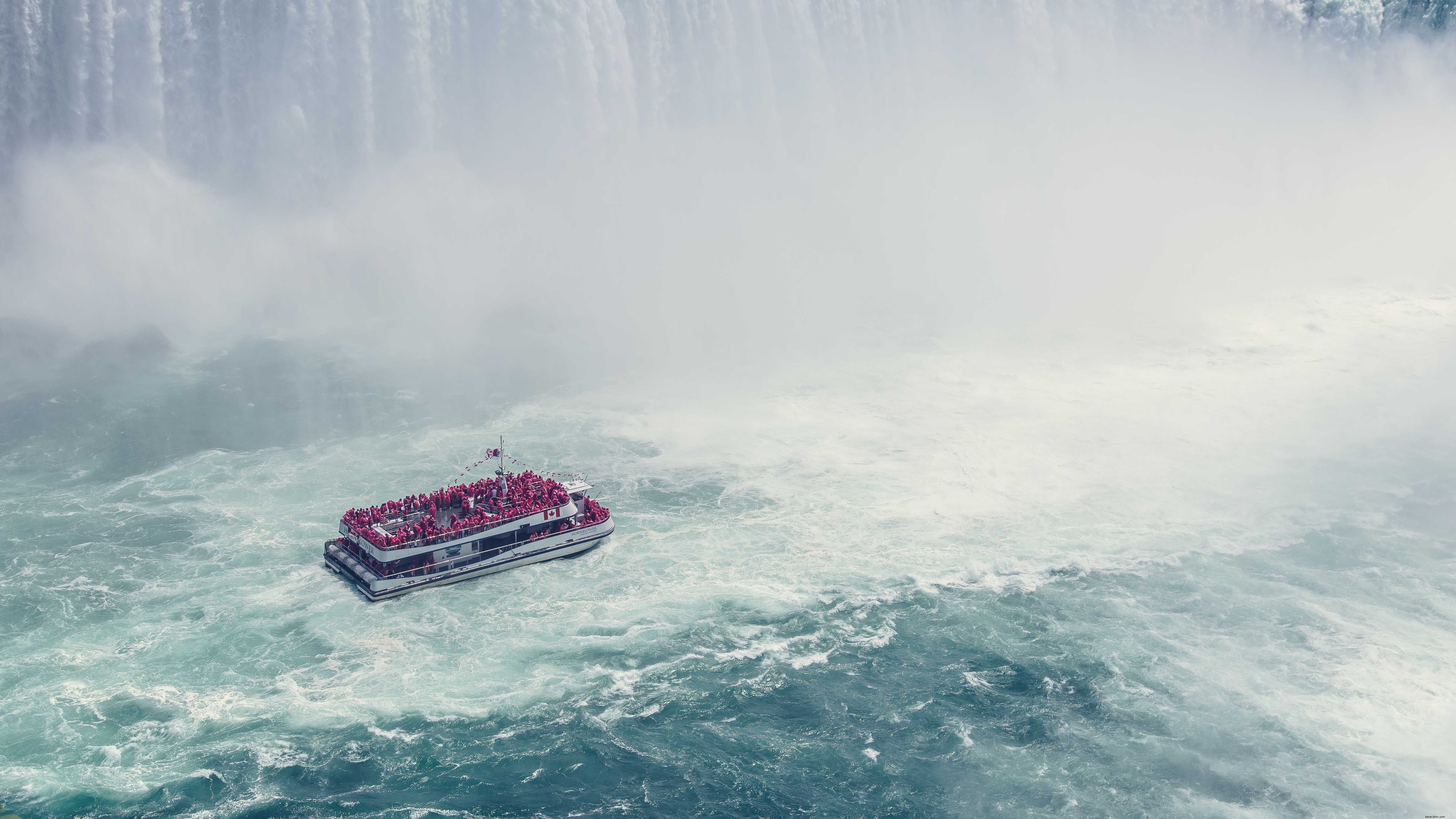 Foto de barco perto da cachoeira