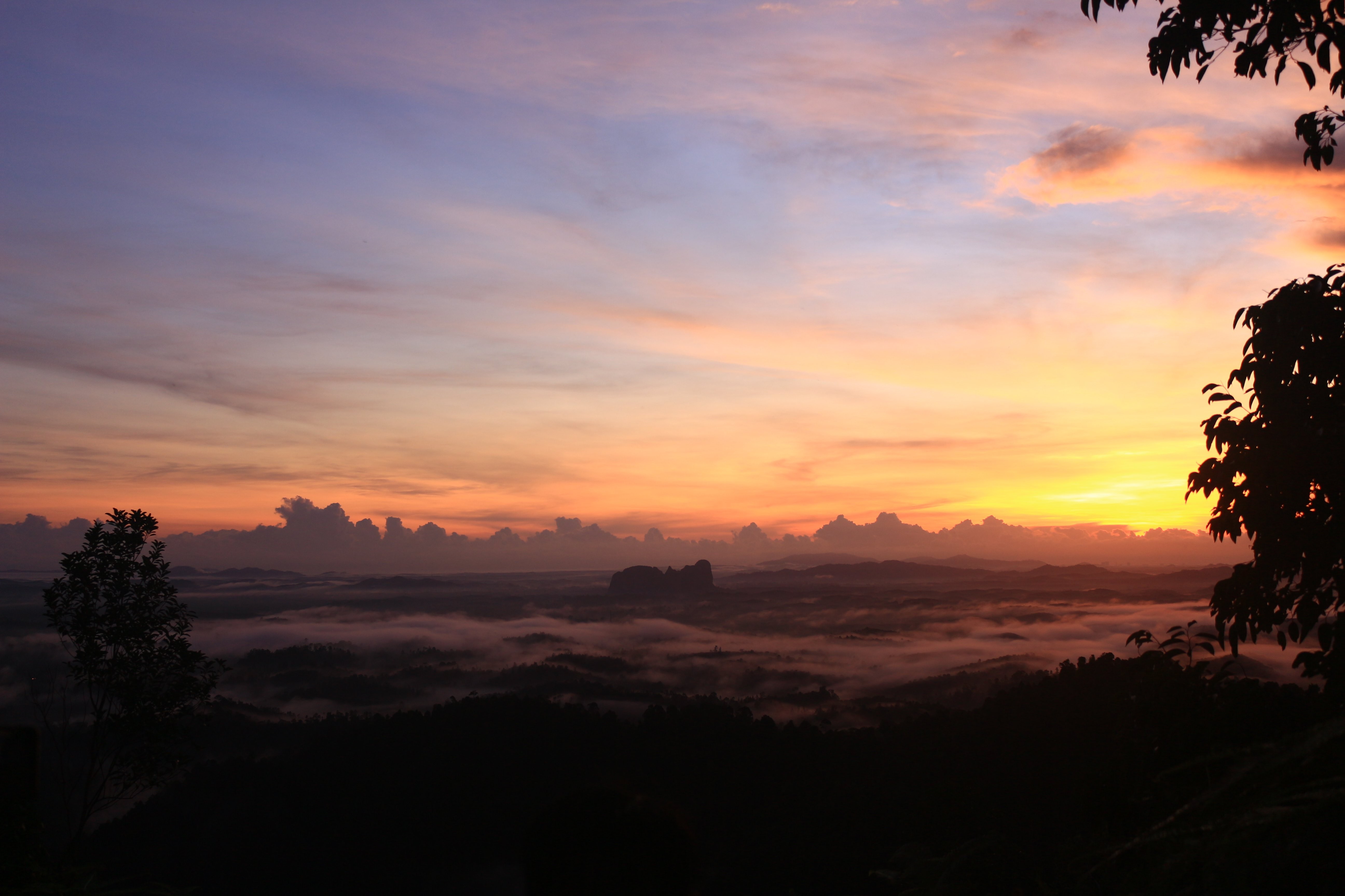 Matahari Terbenam Di Atas Langit Berawan Foto