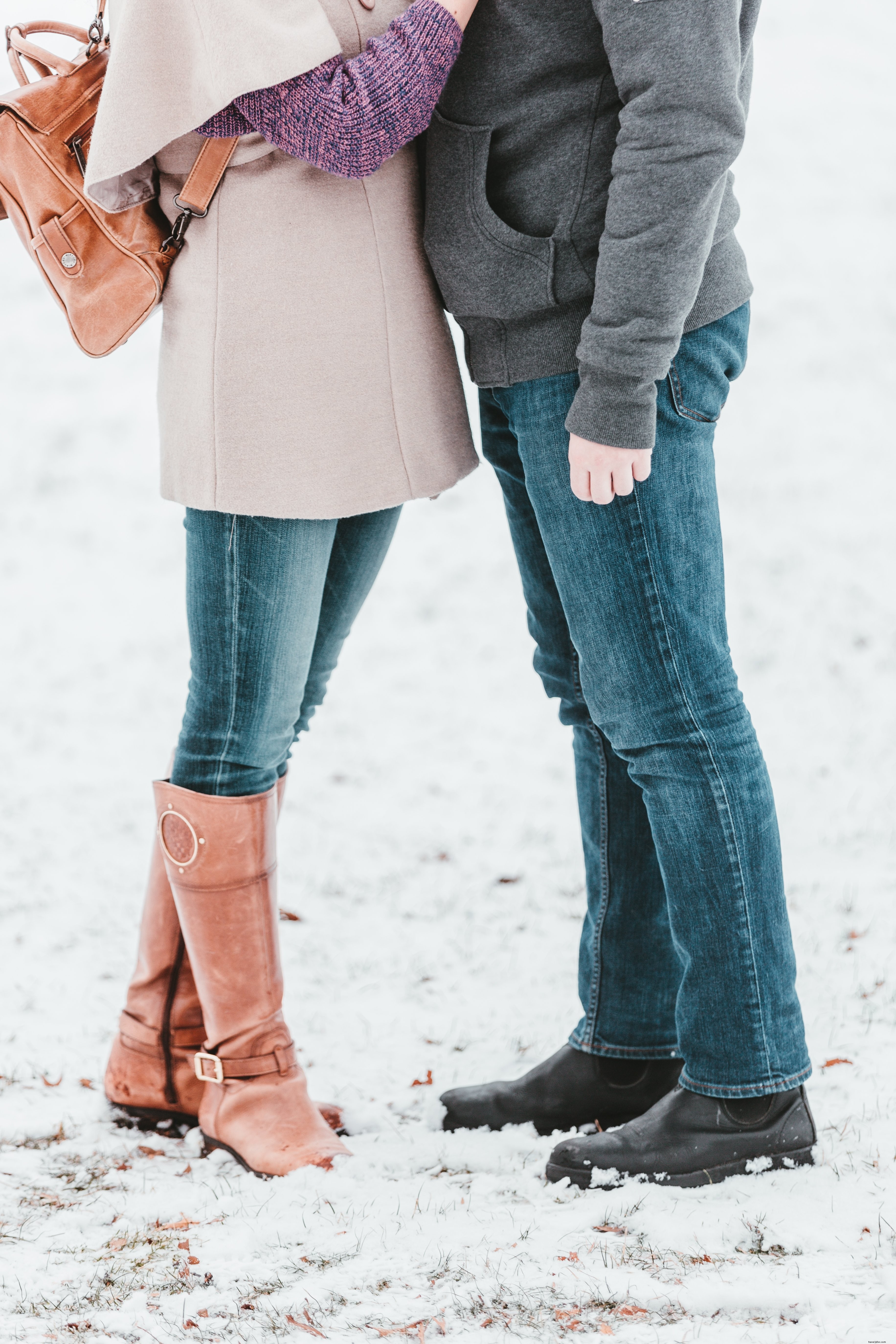 Un couple vole une étreinte chaleureuse en photo d hiver