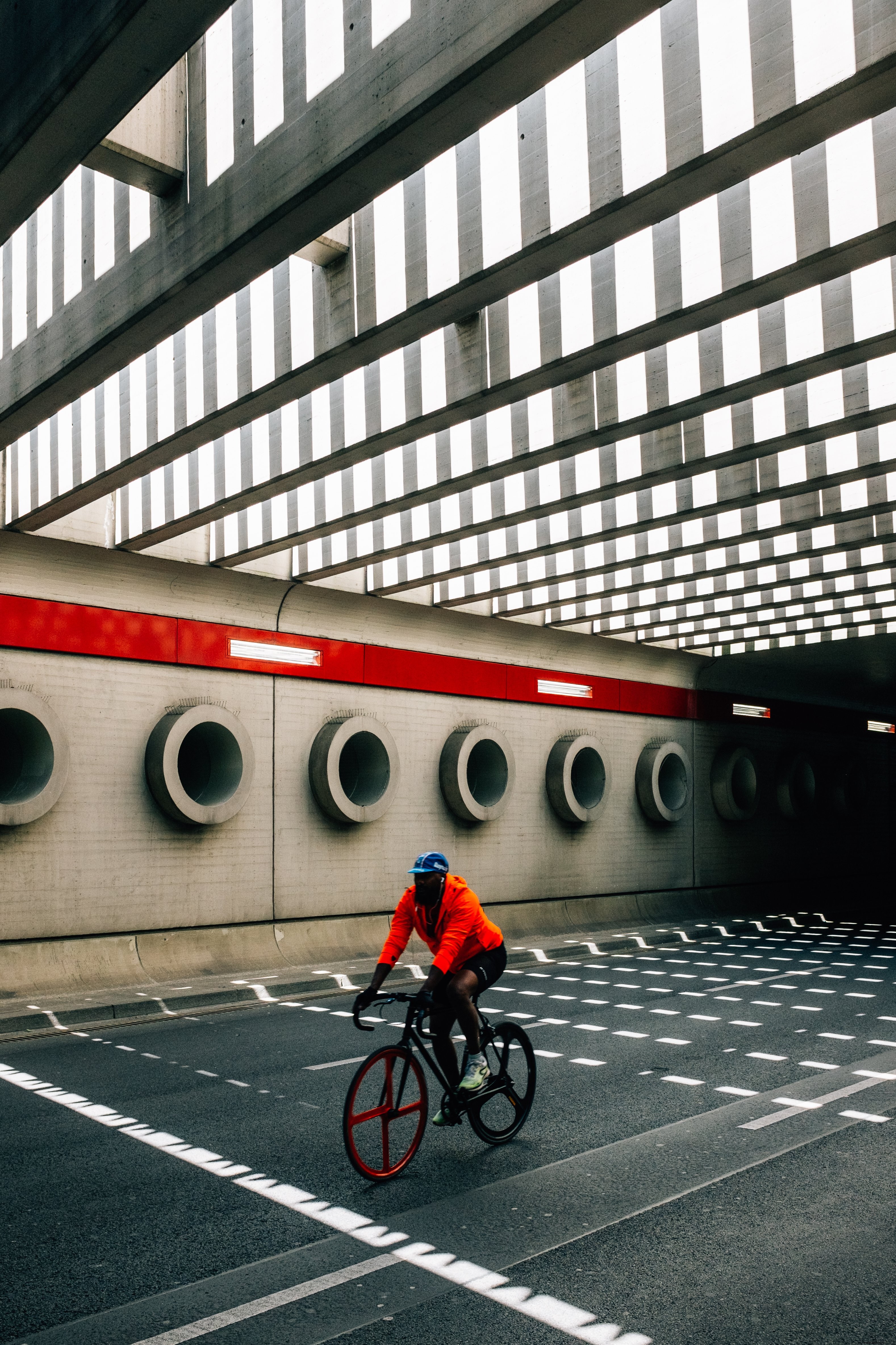 Personne en Orange Rides Bike Under Bridge Photo