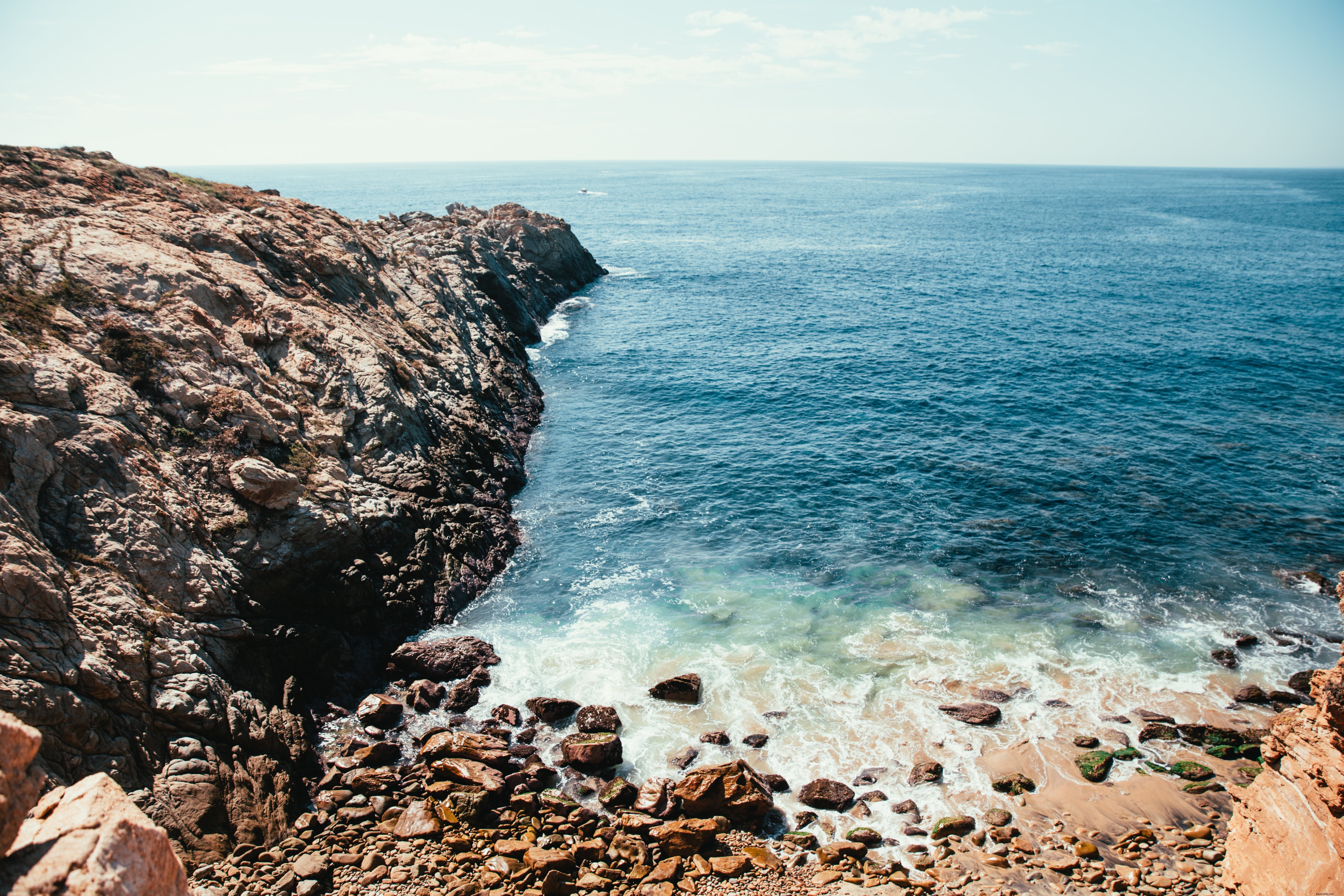 Foto di spiaggia rocciosa sul mare