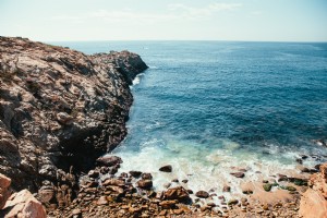 Foto di spiaggia rocciosa sul mare