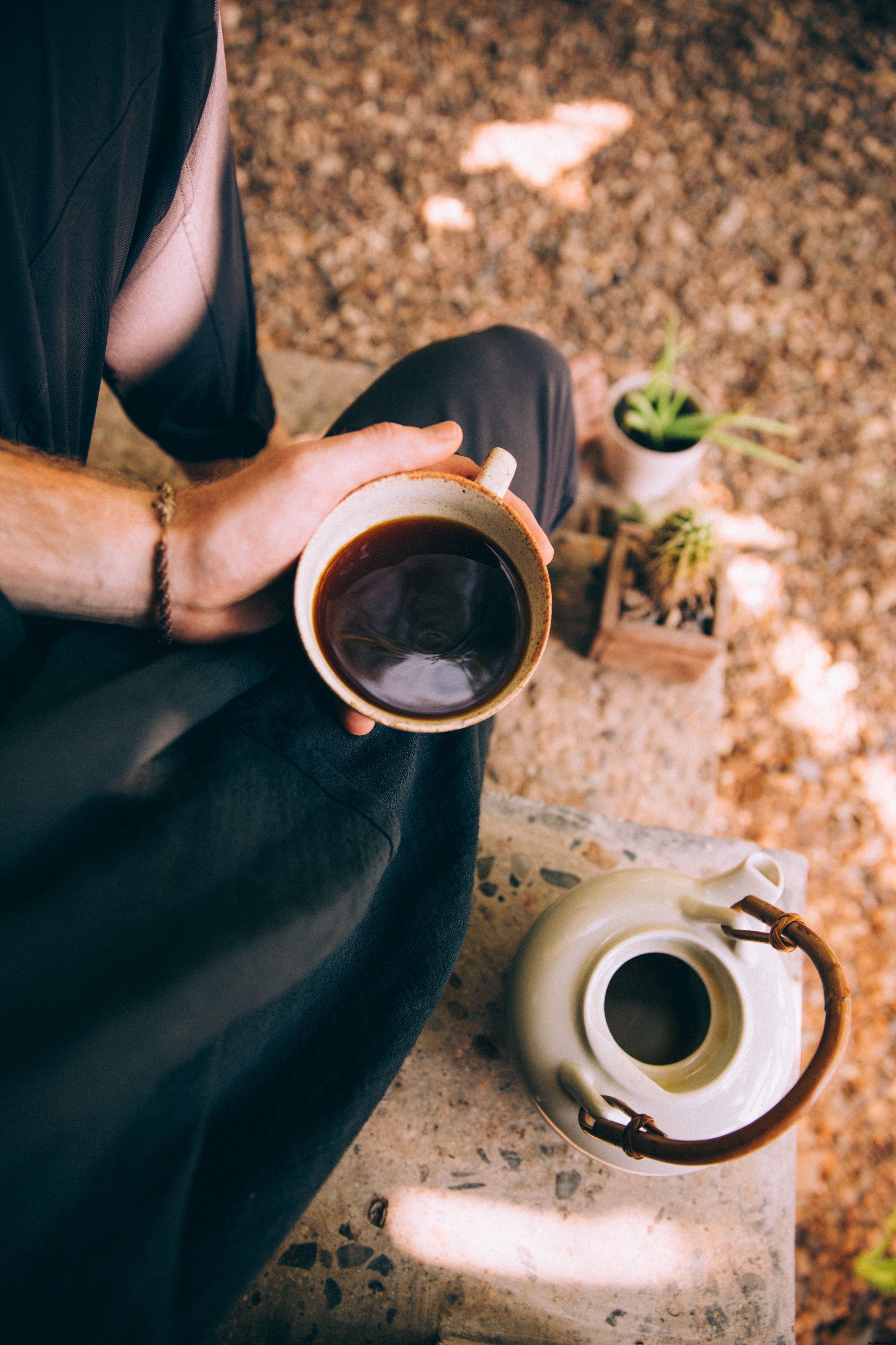 Bere caffè nero con la natura per foto aziendali