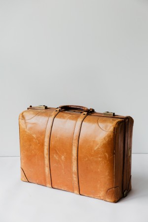 Foto de maleta de cuero marrón