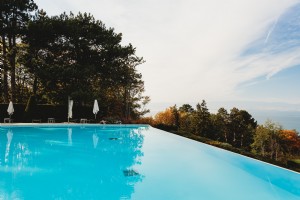Foto della piscina a sfioro dell hotel di lusso