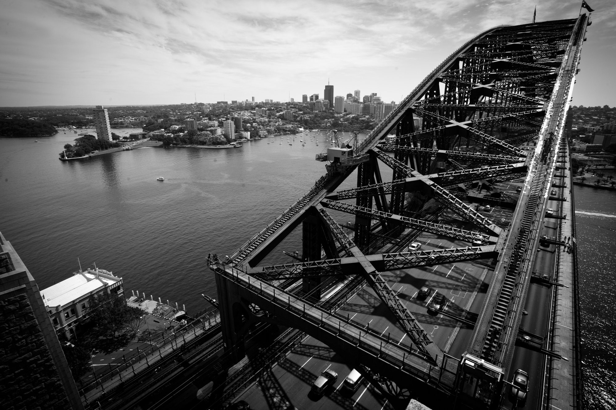 Puente en blanco y negro sobre la foto de la ciudad