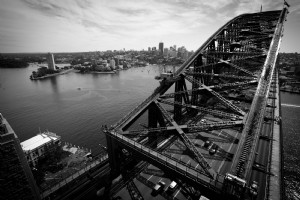 Foto em preto e branco da ponte sobre a cidade