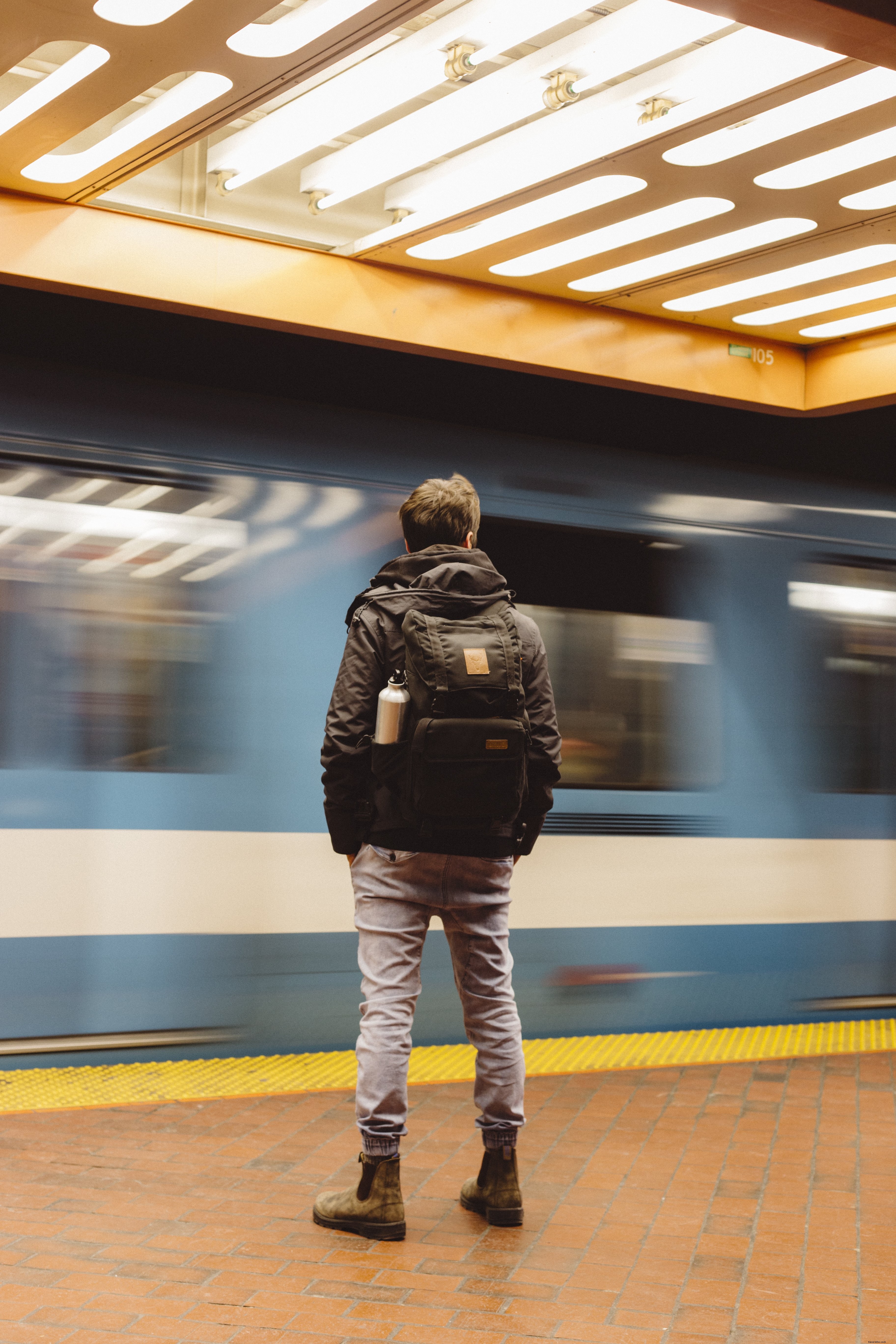 Foto do passageiro em uma plataforma de metrô