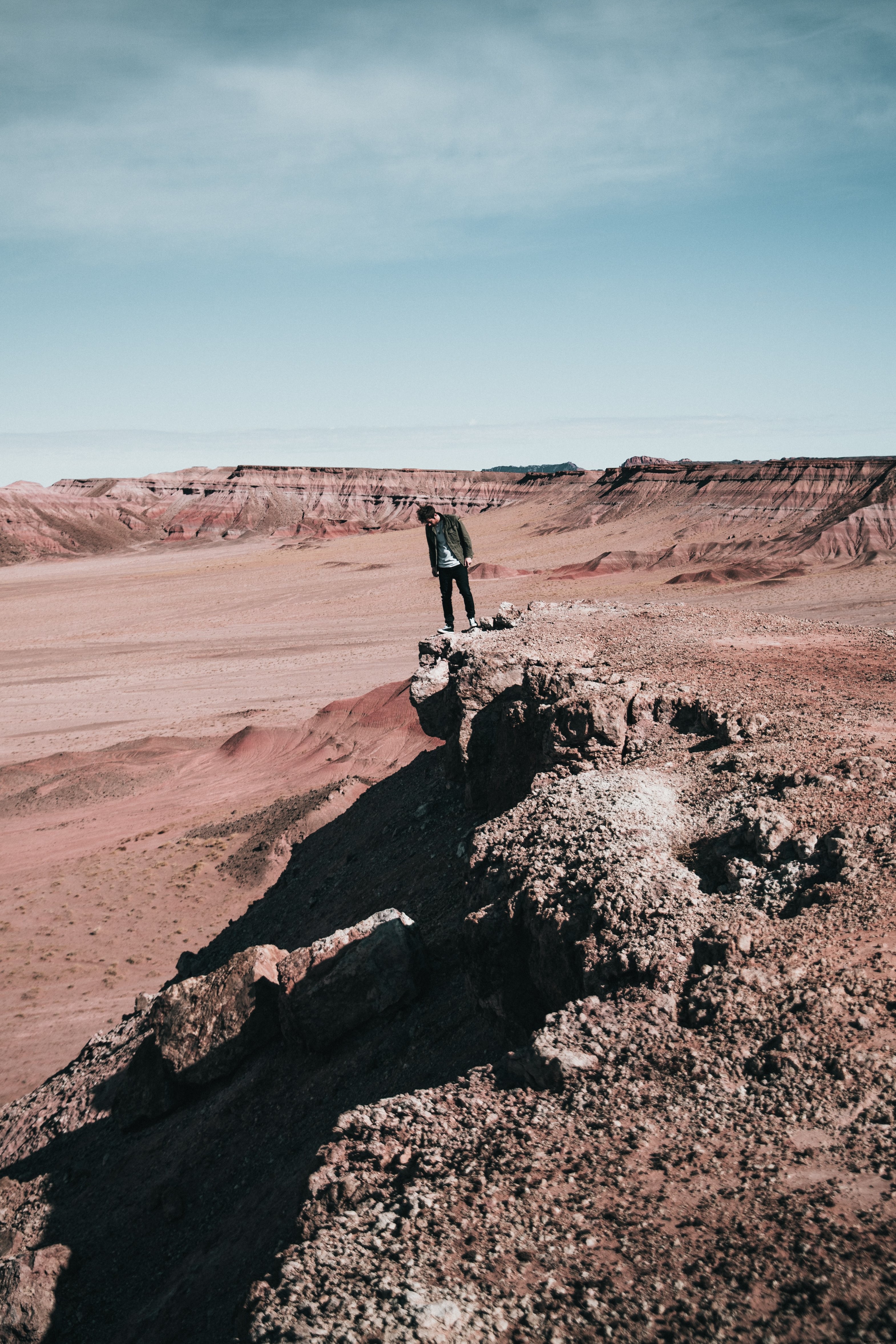 Foto de Hiker Peaks Over Rocky Edge