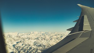 Foto de picos nevados na janela da aeronave