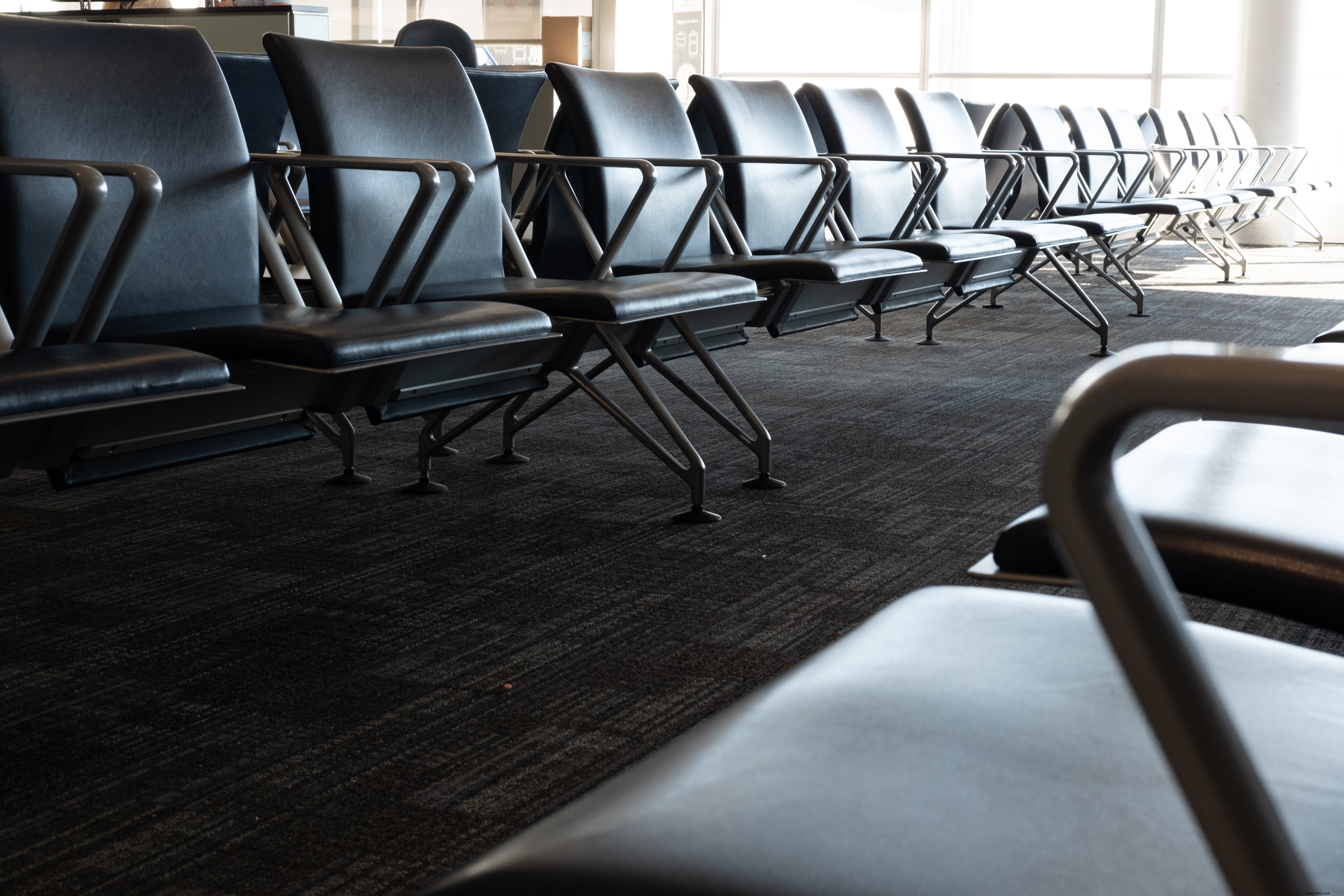 Foto dos assentos na área de espera do aeroporto