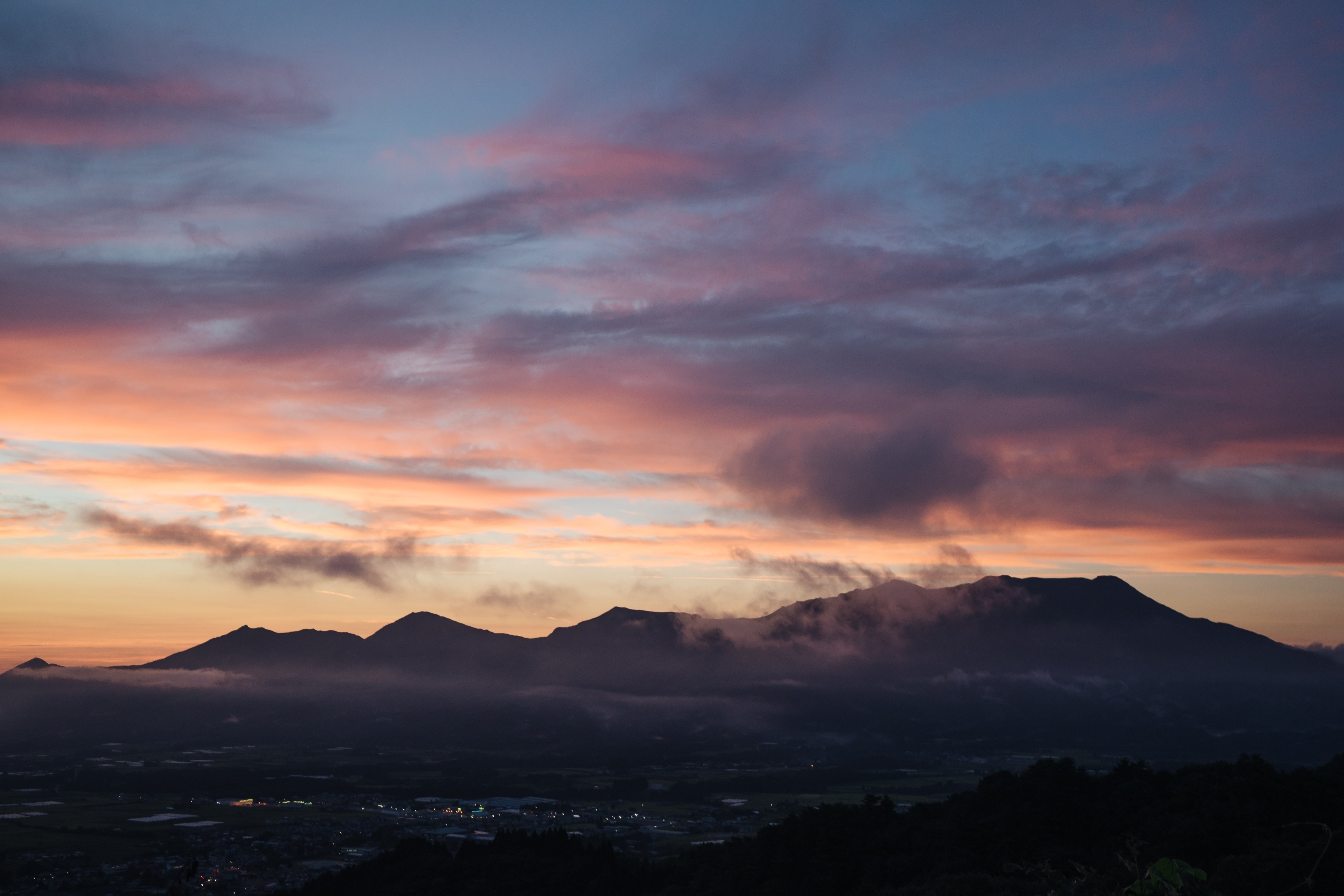 Nascer do sol sobre o horizonte com a foto do céu enevoado