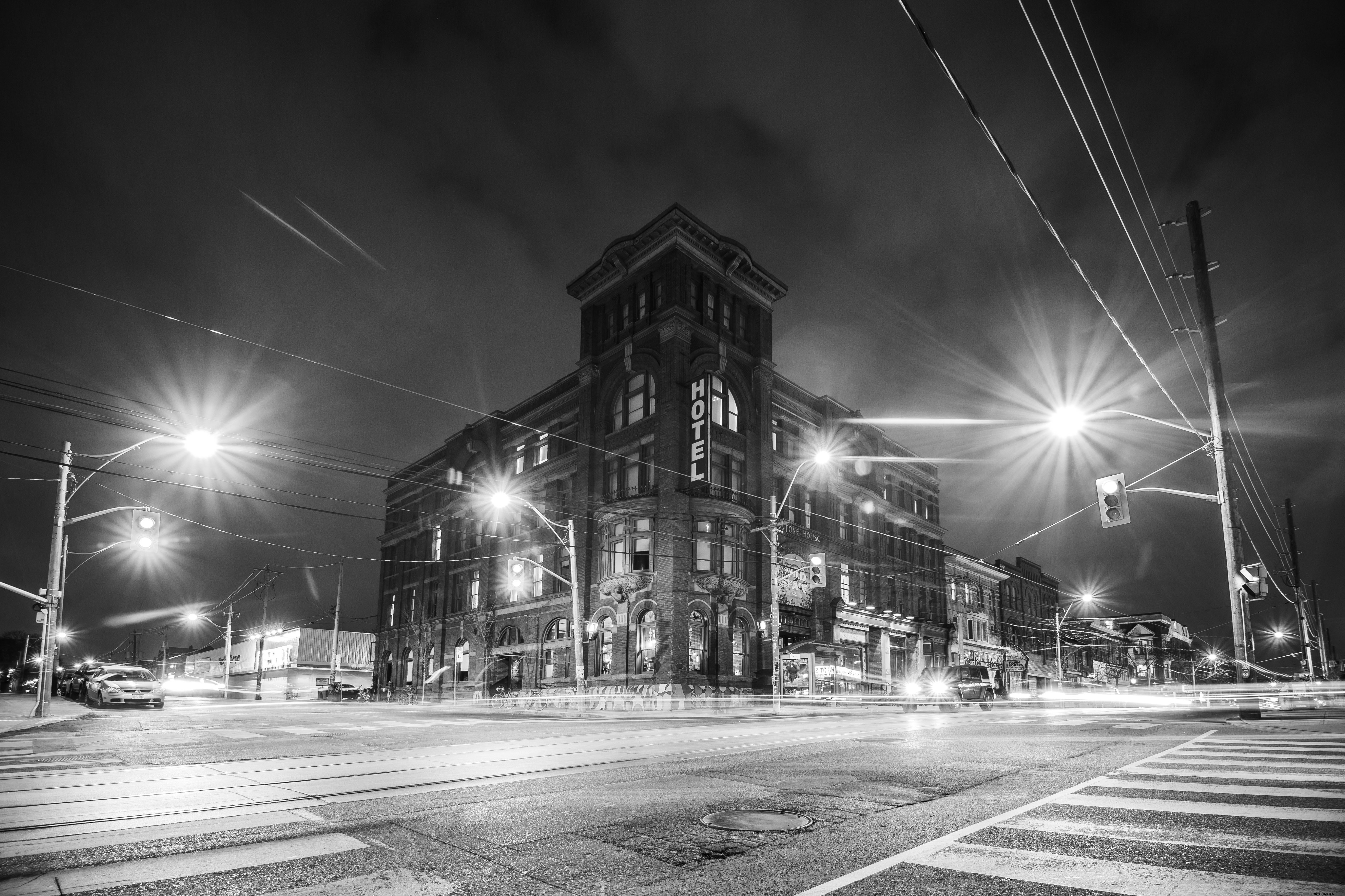 Foto en blanco y negro del hotel de la ciudad