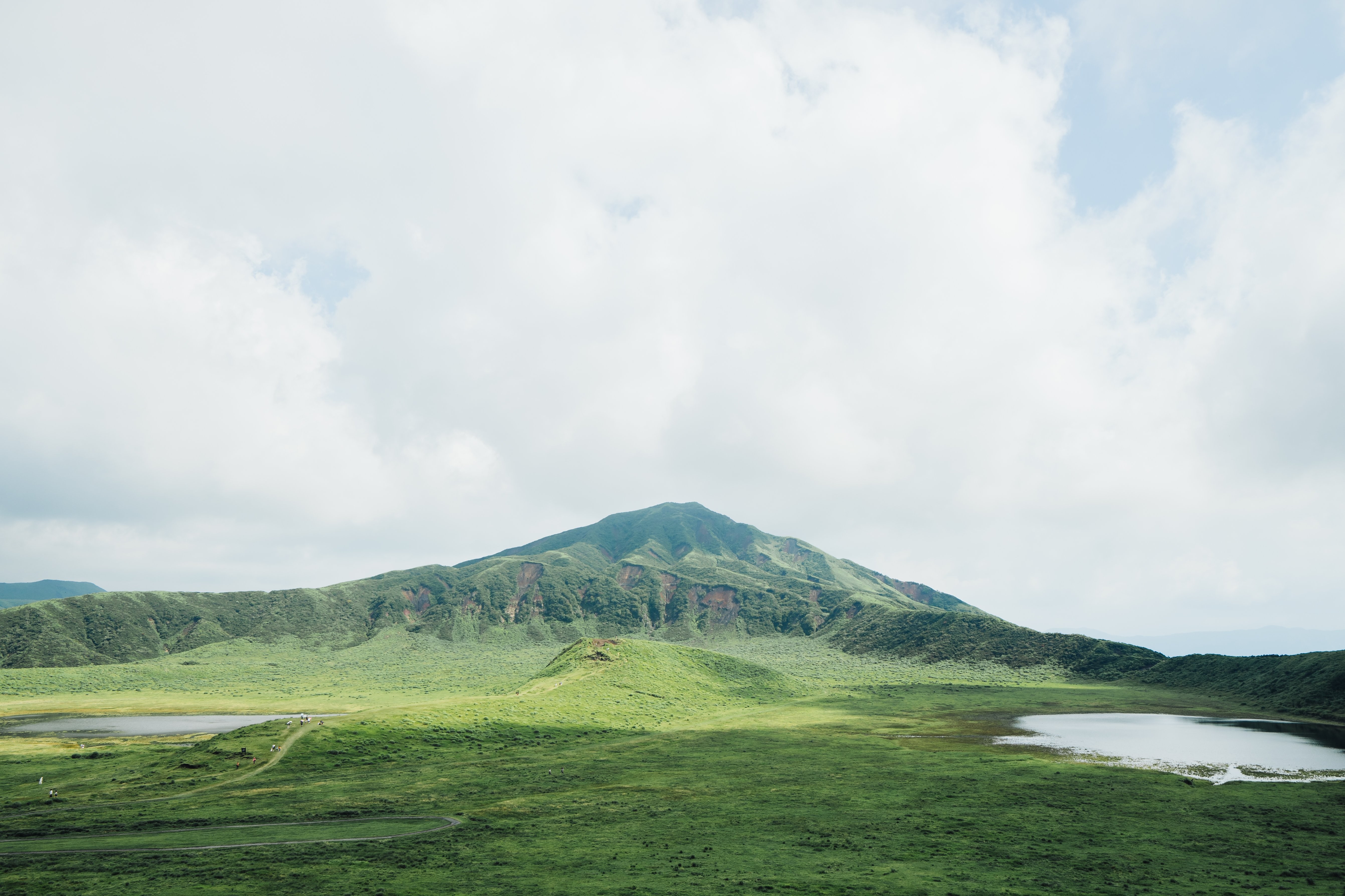 Pemandangan Pemandangan Dengan Gunung Di Foto Jarak Jauh