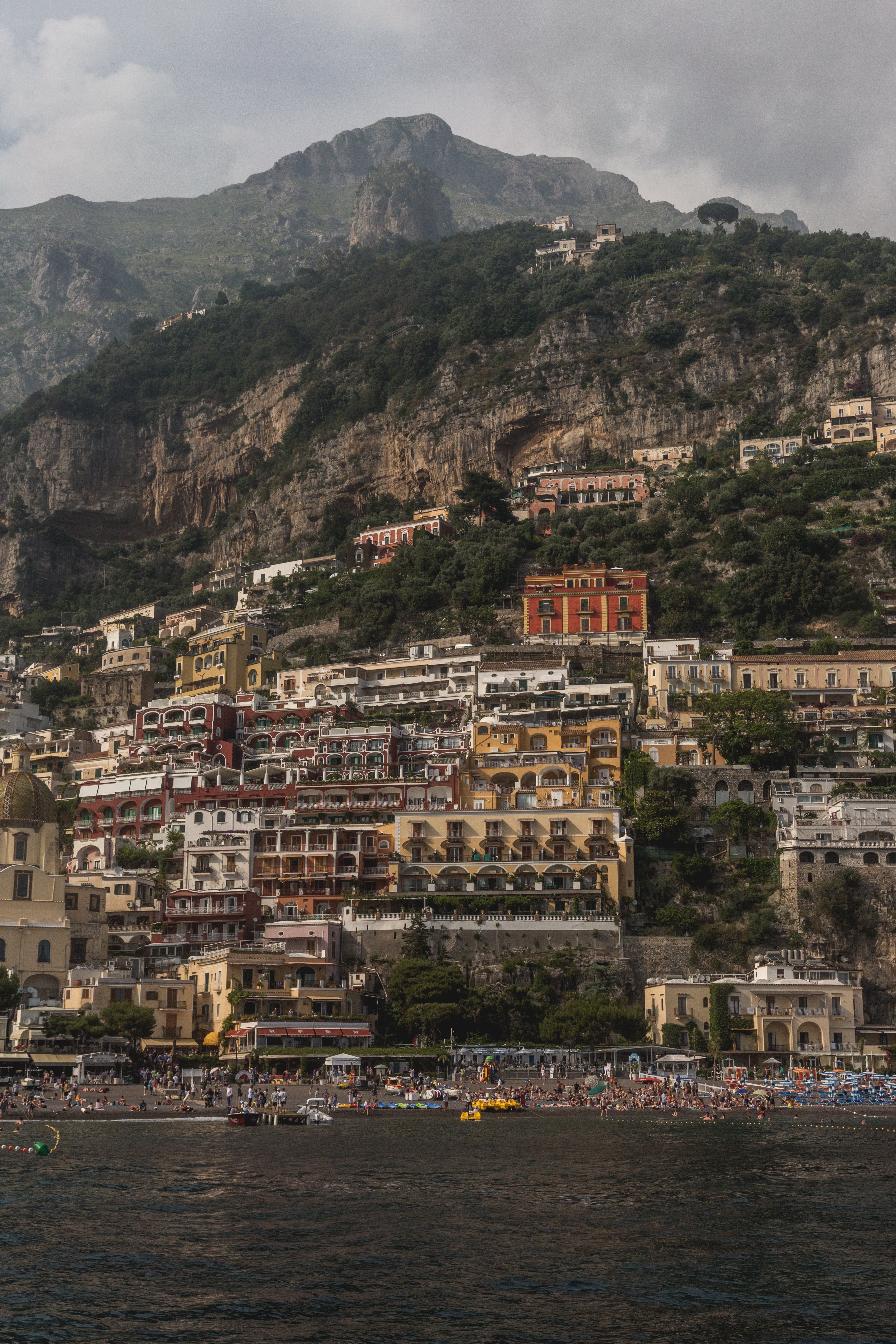 Edificio accatastato su una montagna foto