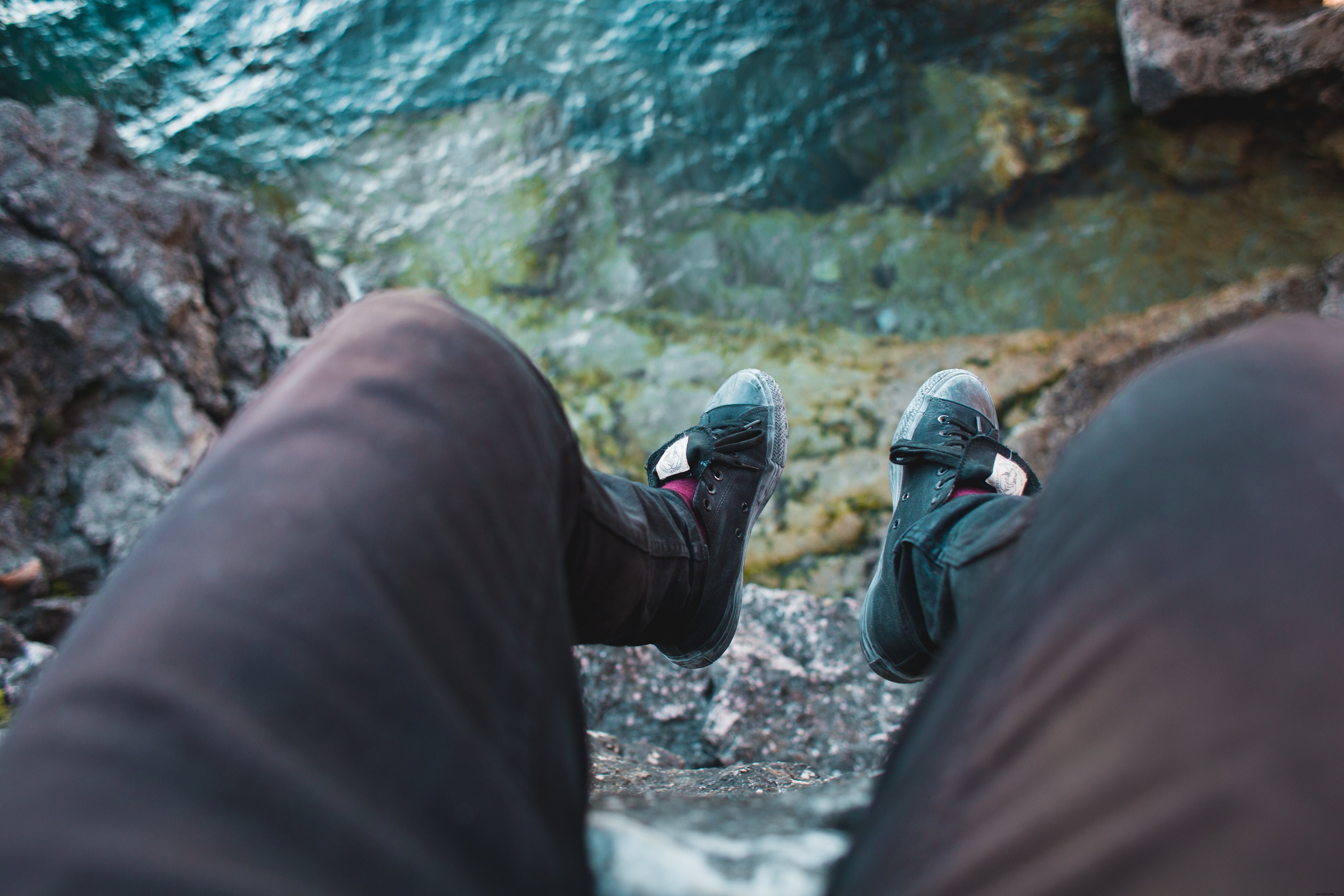 Pieds suspendus au-dessus du bord Photo