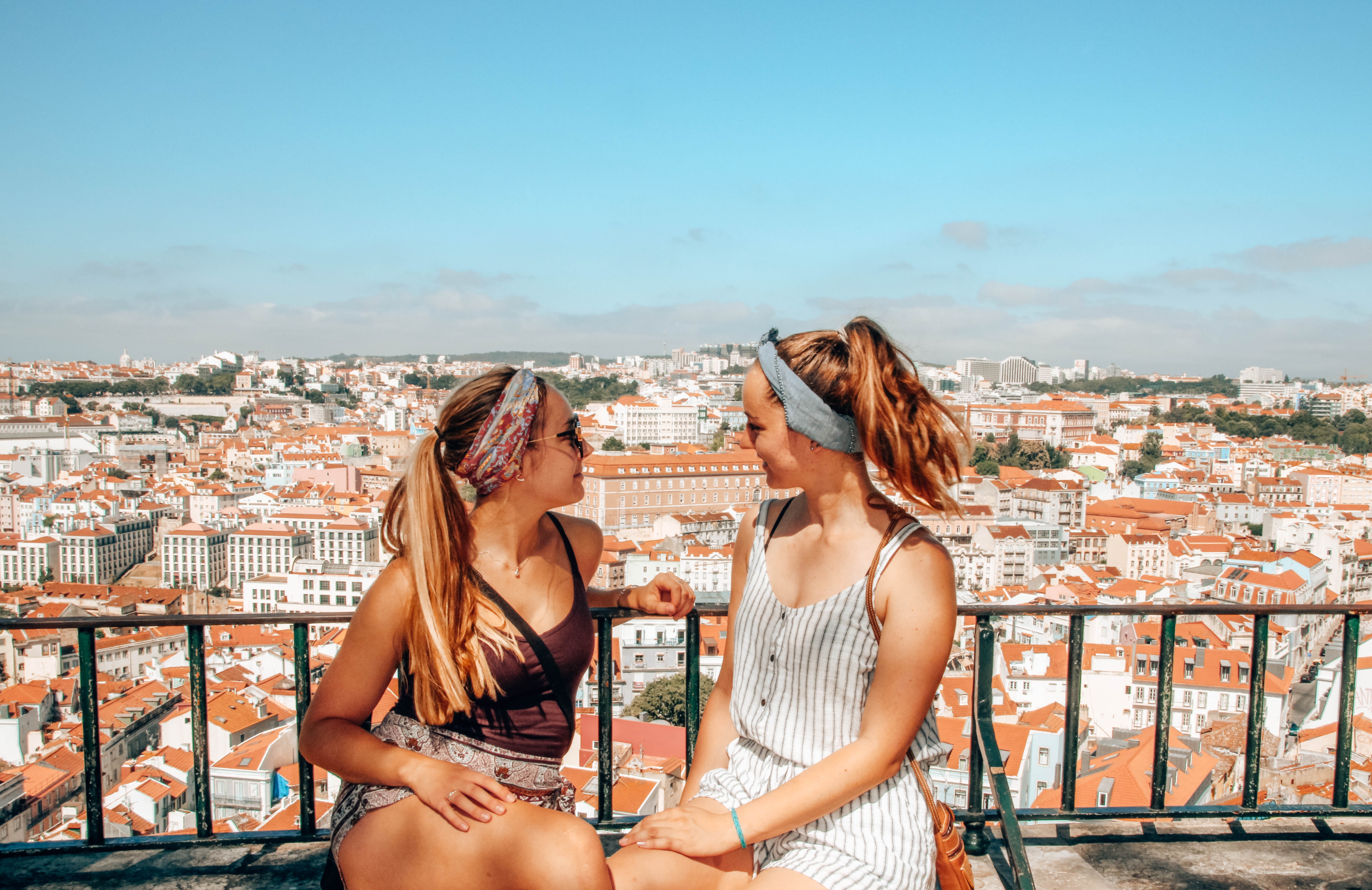 Amigos conversam na foto do mirante da cidade