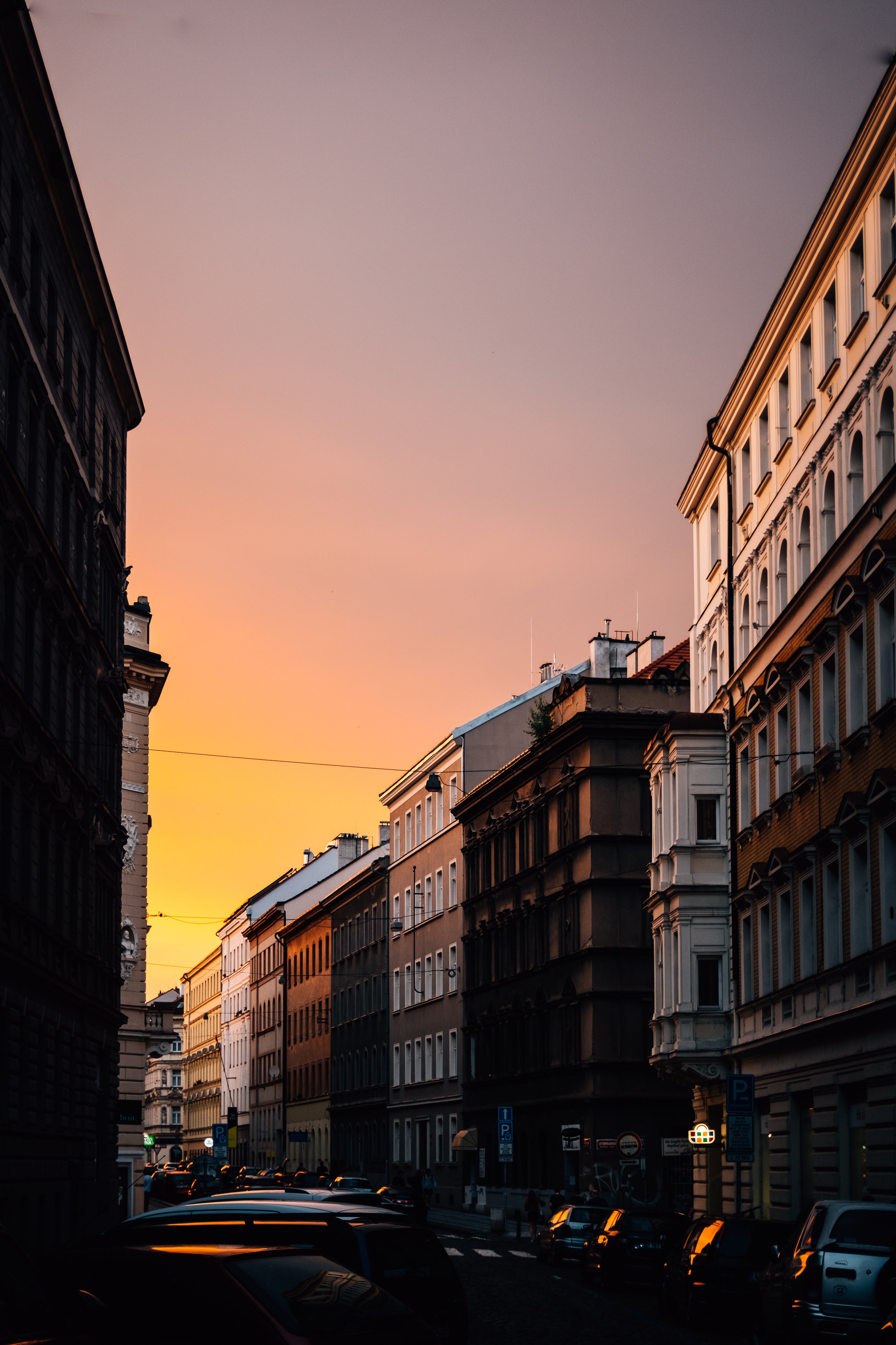 Luz dorada en los techos de los edificios bajo el sol poniente Foto