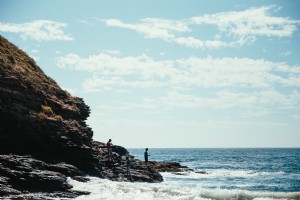 Escursionisti sulle rocce in riva al mare foto