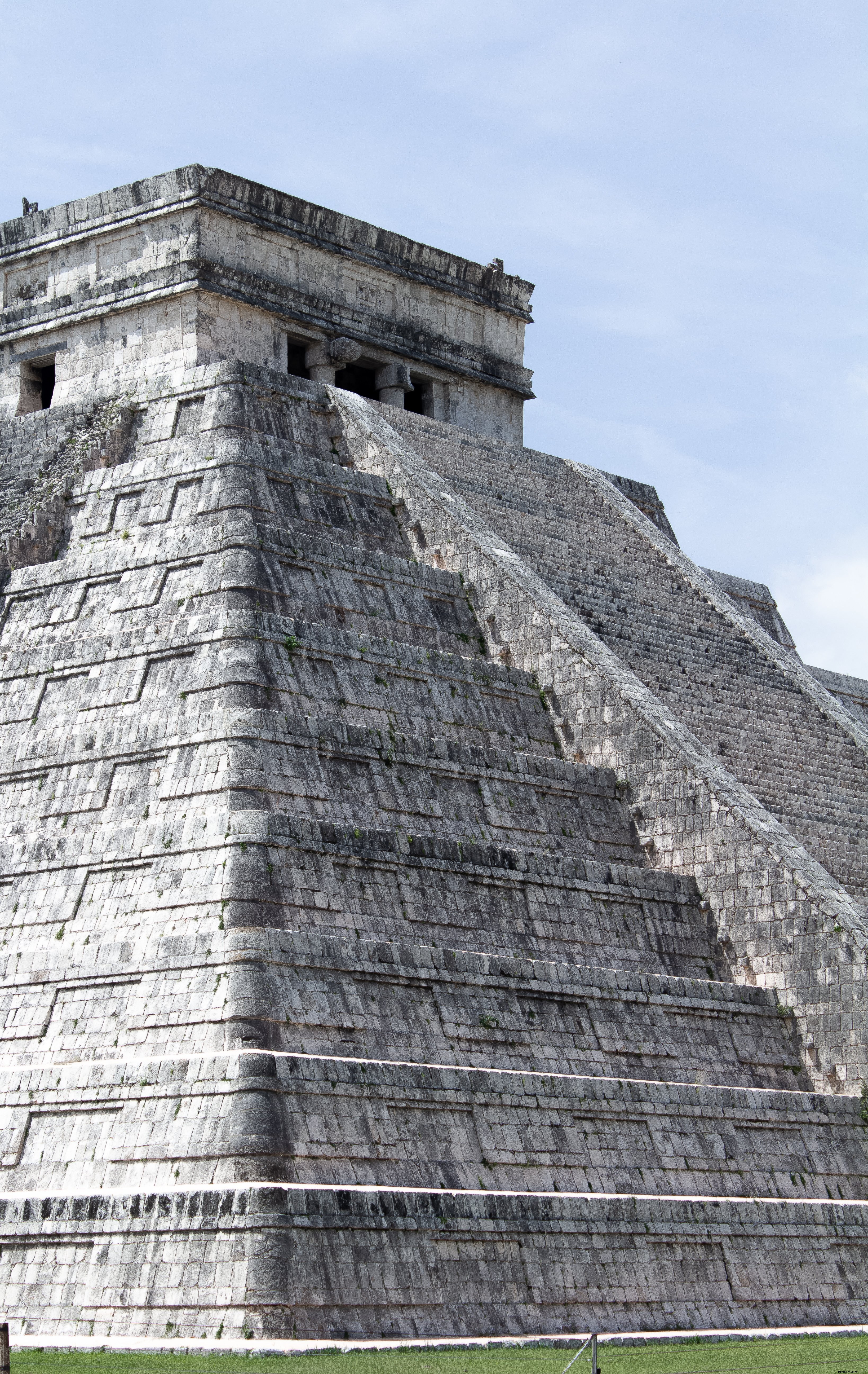 Foto de día soleado en la pirámide en ruinas