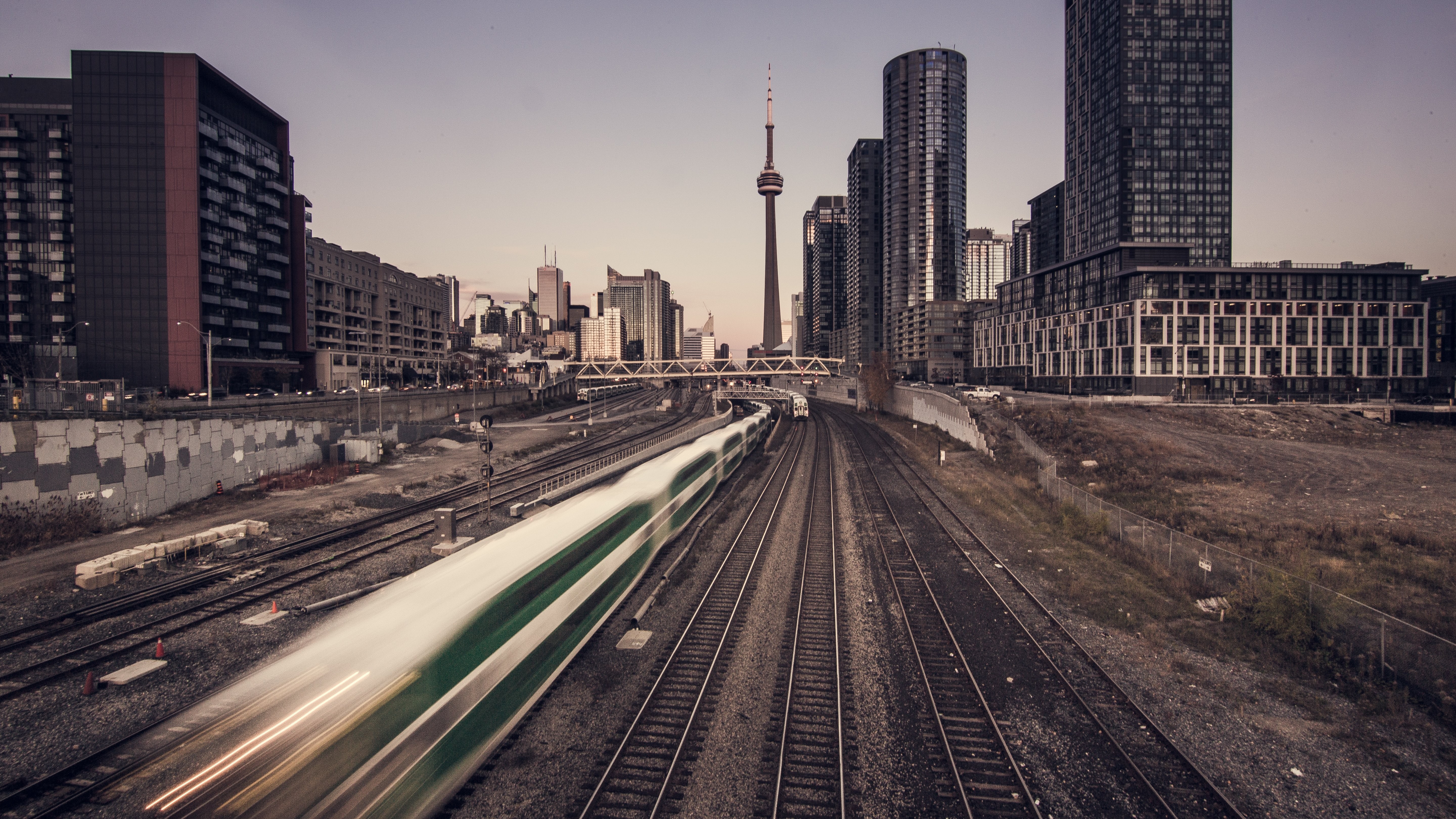 Les vitesses des trains de banlieue passé dans la photo de la ville