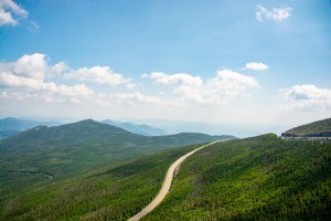Una sola carretera se arremolina a través de un paisaje montañoso Foto