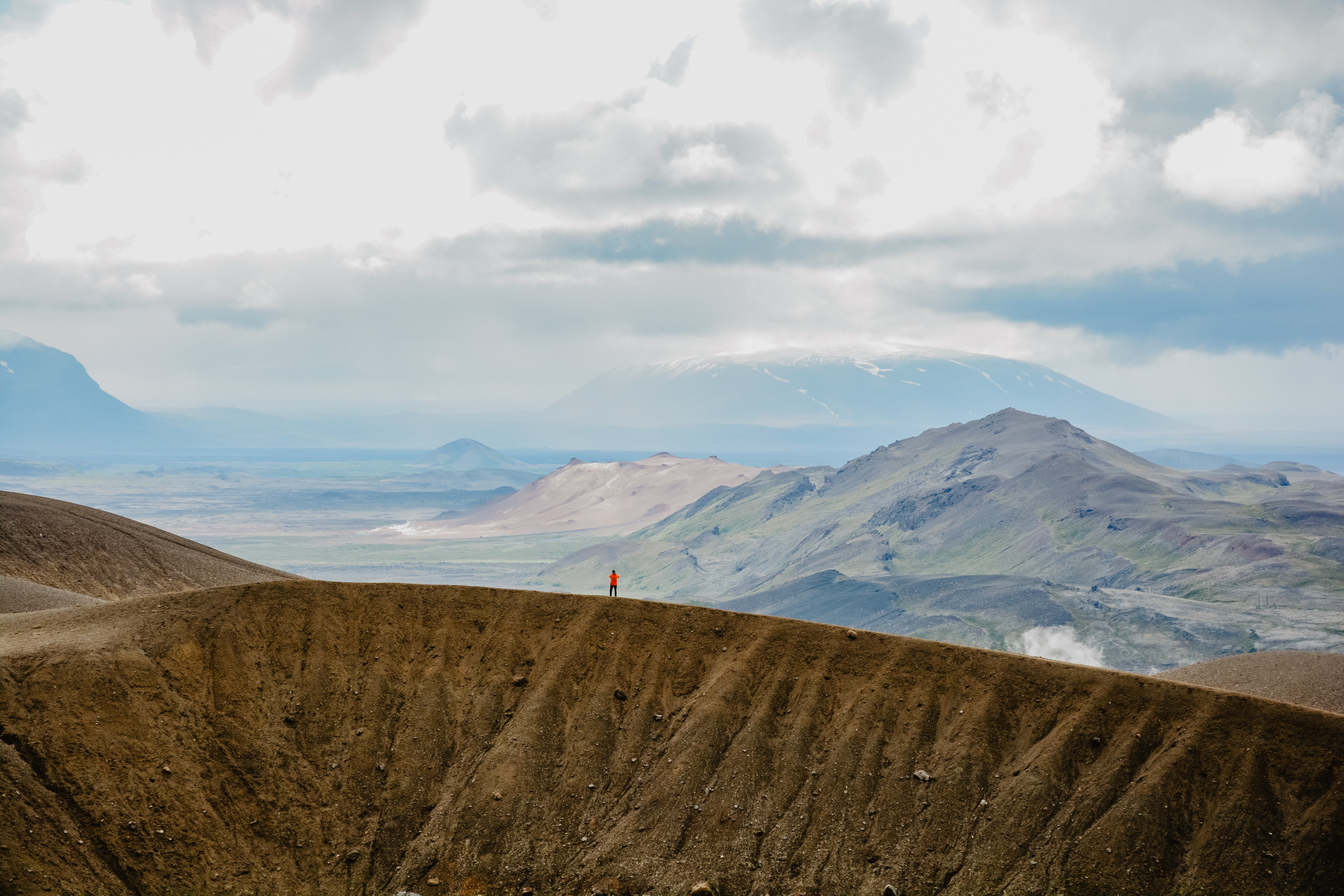 Excursionista de Islandia en la foto de la montaña glacial