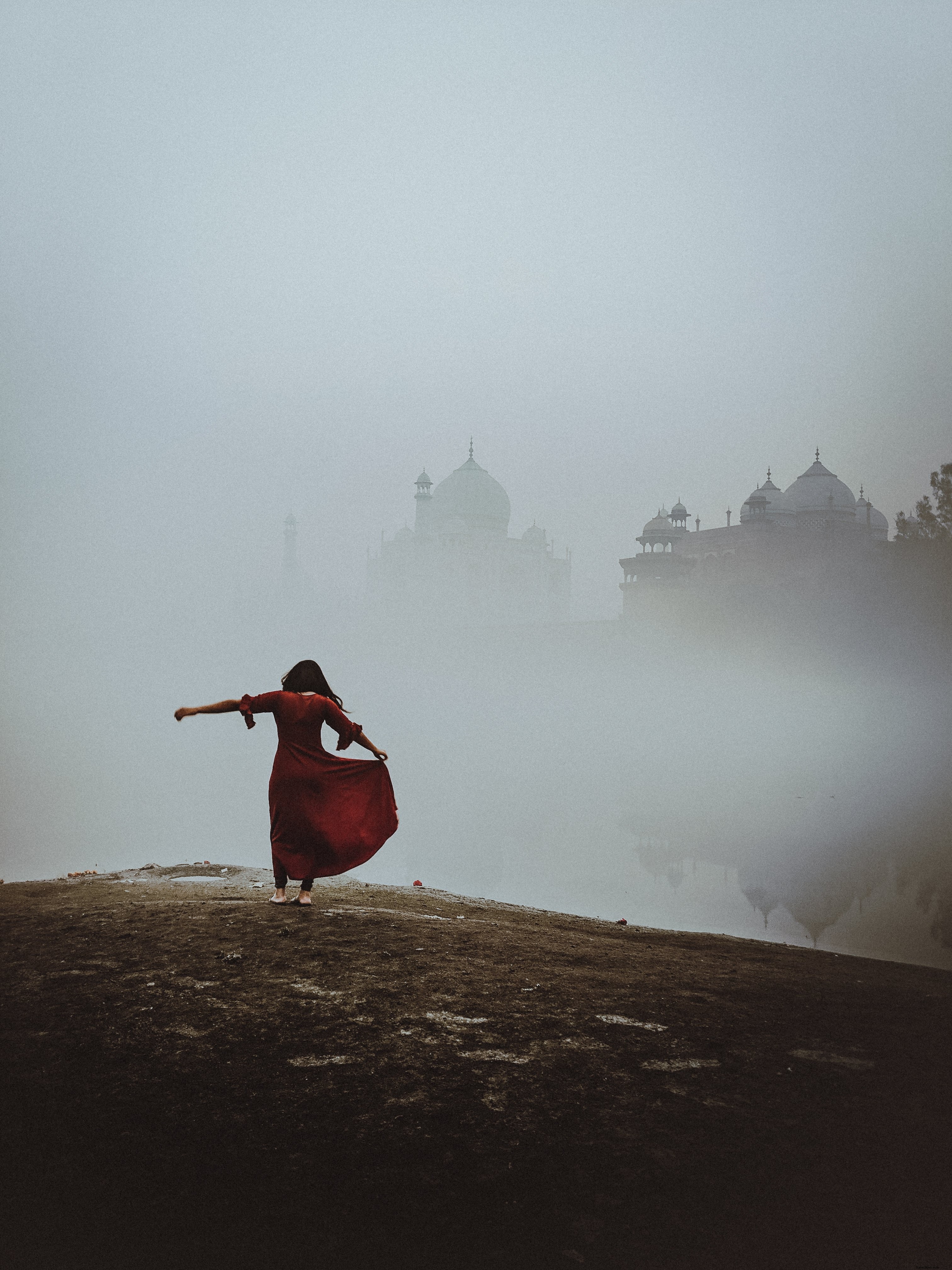 Bailando con el Taj Mahal en la foto de la niebla