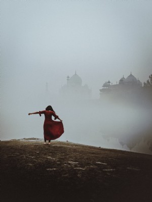 Bailando con el Taj Mahal en la foto de la niebla