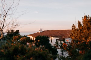 Sinar Matahari Bergulir di Atas Atap Rumah California Foto