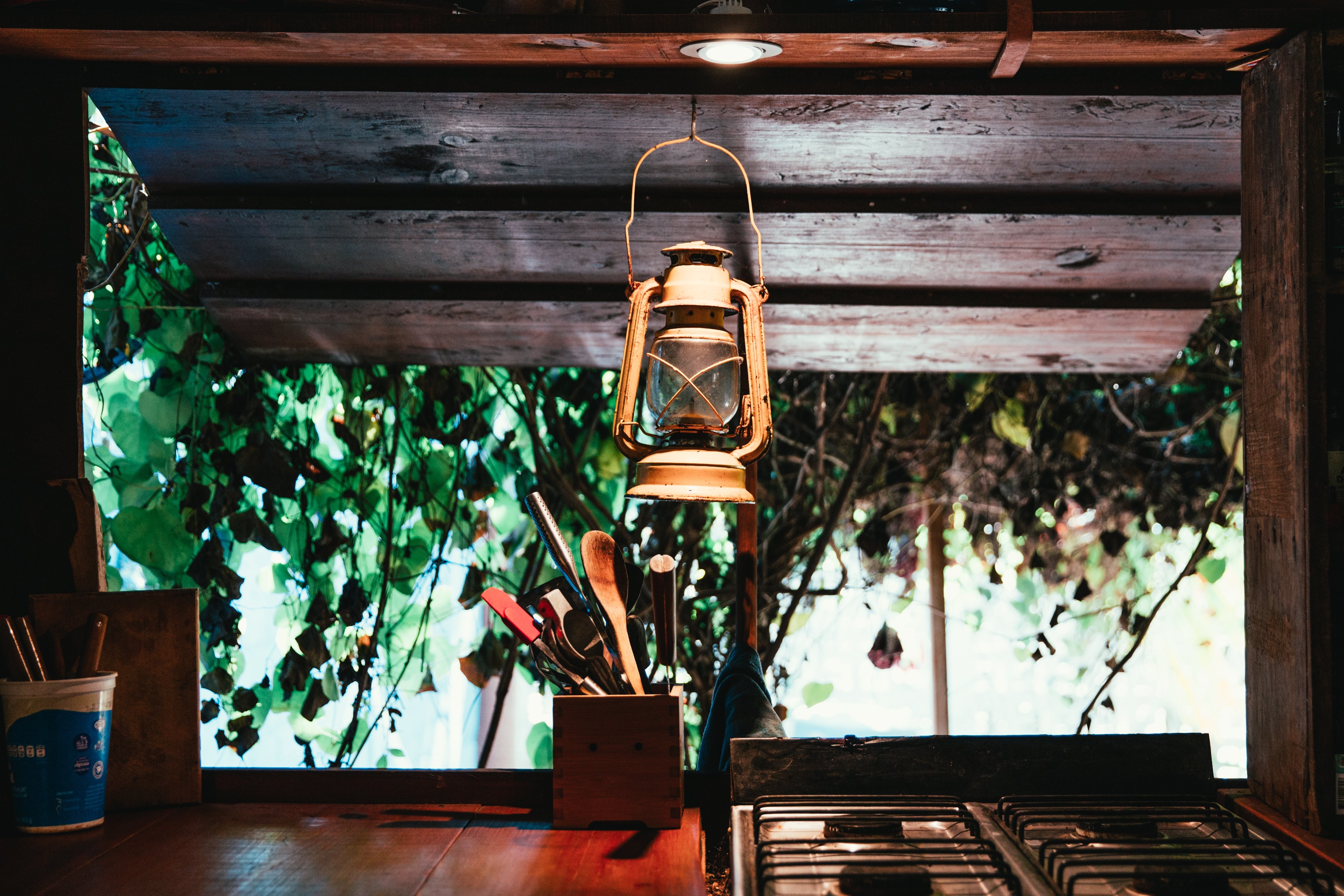 Foto de cabaña en la jungla con linterna iluminada