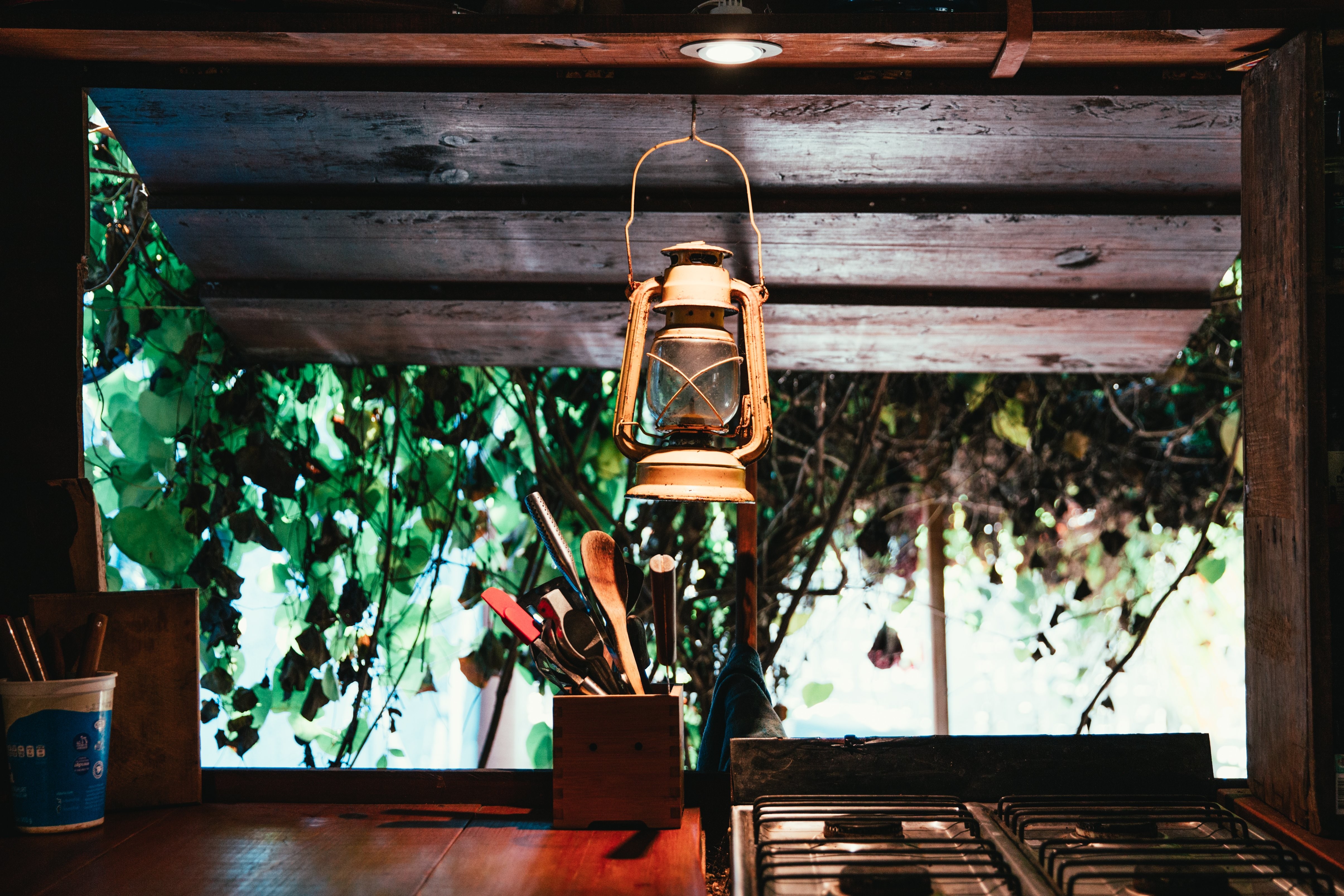 Foto da cabana da selva iluminada por lanterna