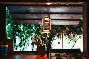 Foto da cabana da selva iluminada por lanterna