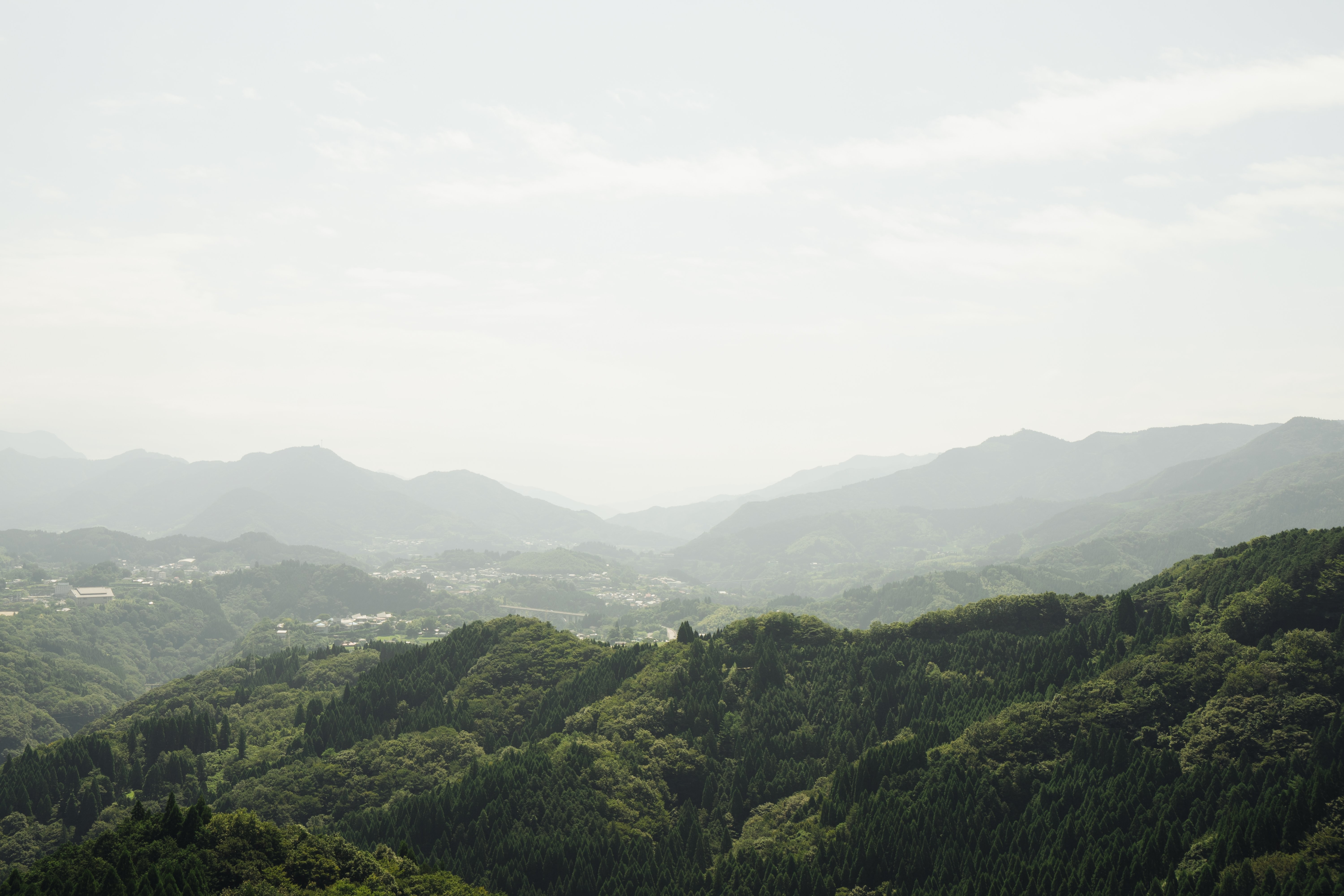 Paisagem com Misty Hills na foto à distância