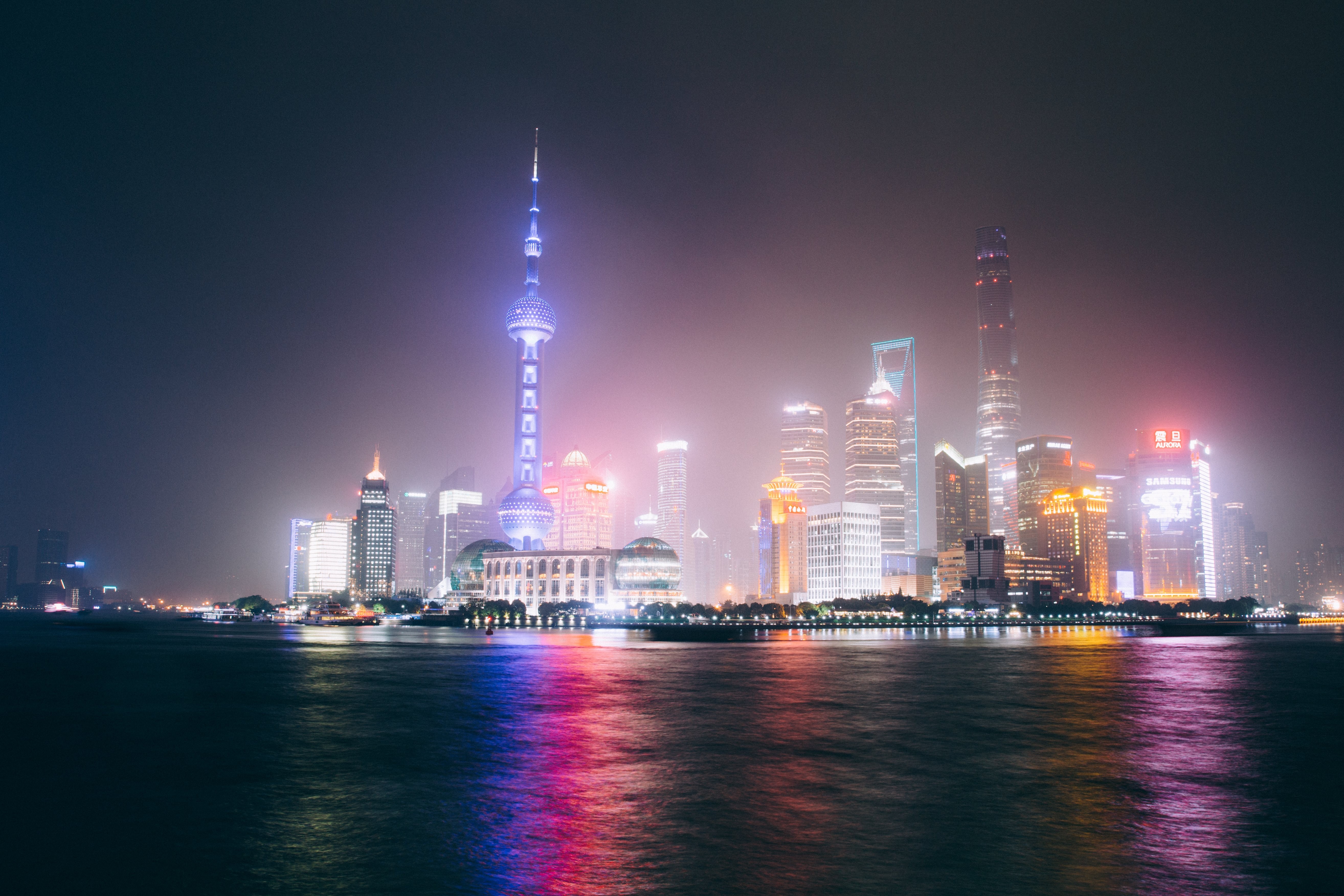 上海のスカイライン写真から光が輝く