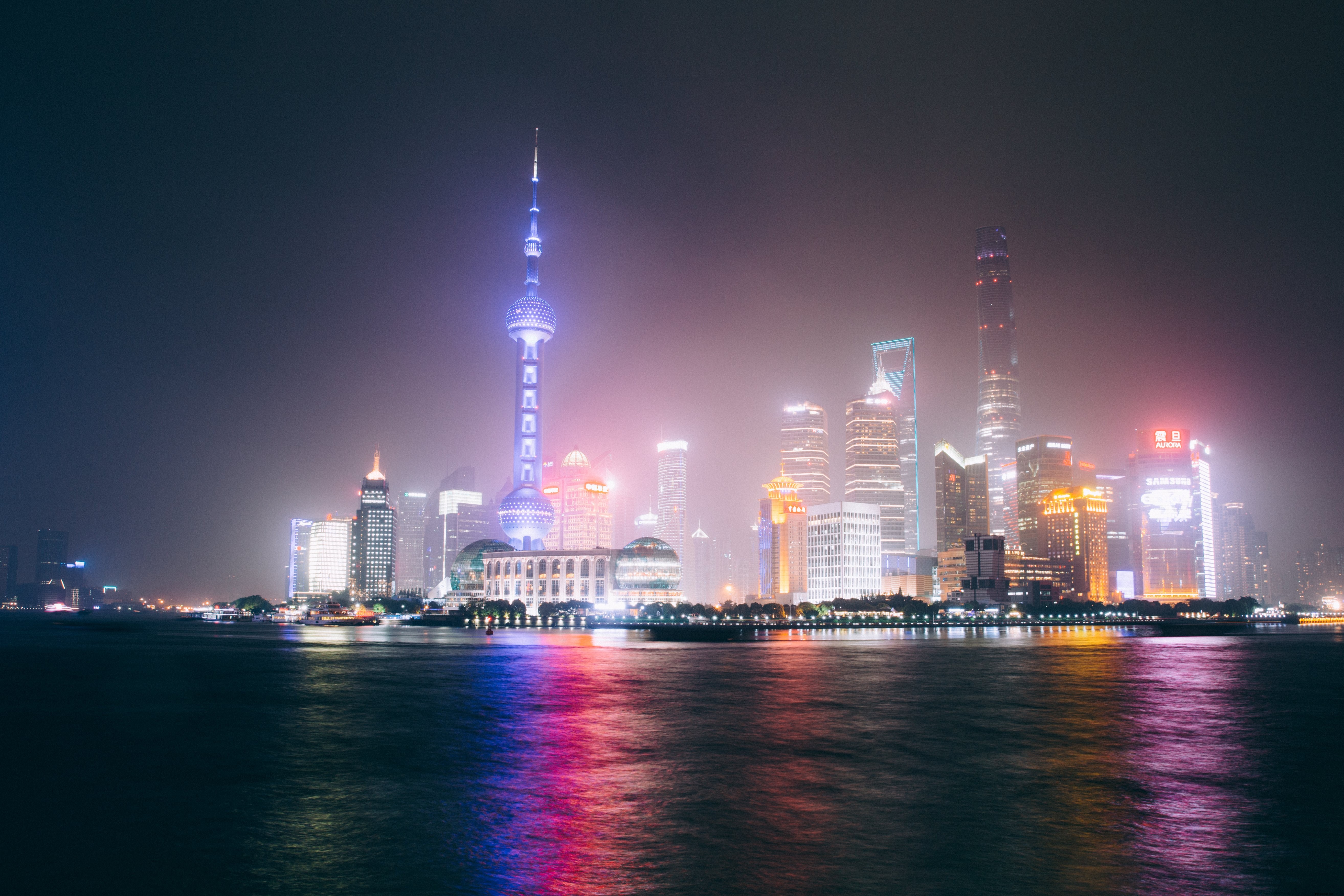 La luce splende dalla foto dello skyline di Shanghai