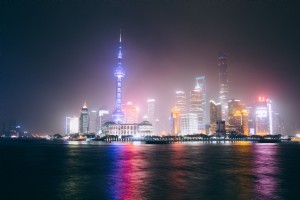 La luz brilla desde la foto del horizonte de Shanghai