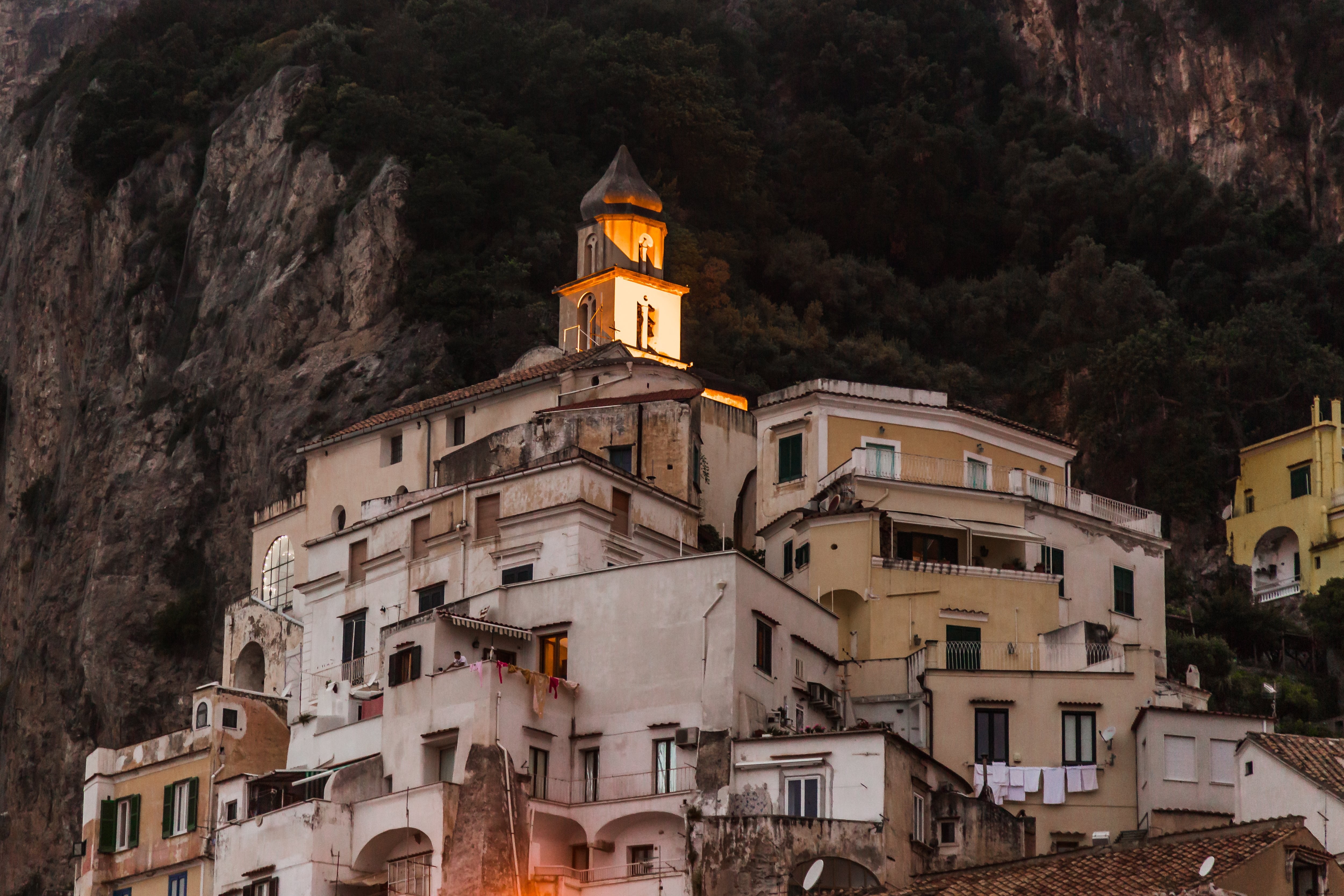 Foto de la pequeña torre iluminada de la iglesia