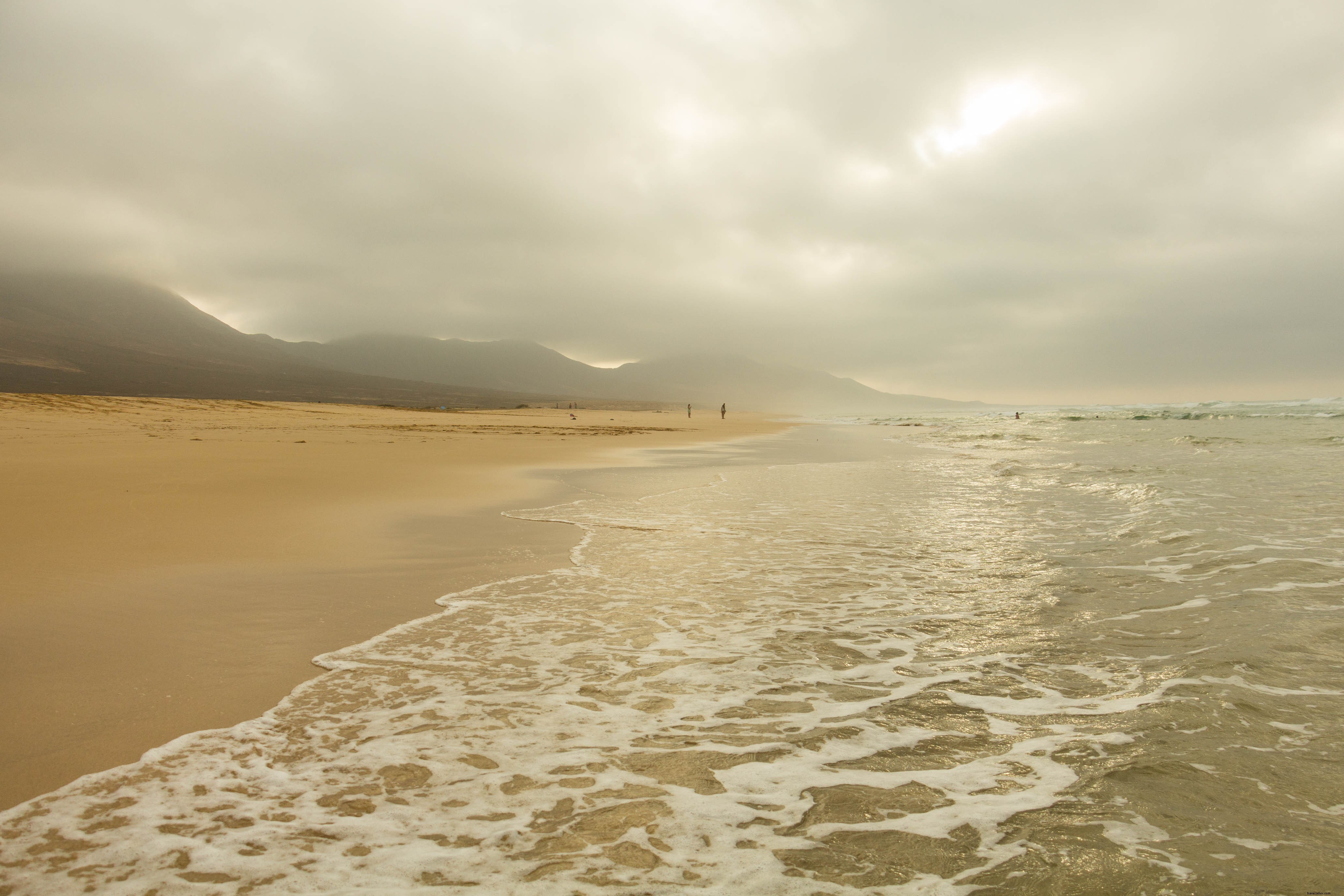 Nuages ​​bas le long de la plage de sable Photo