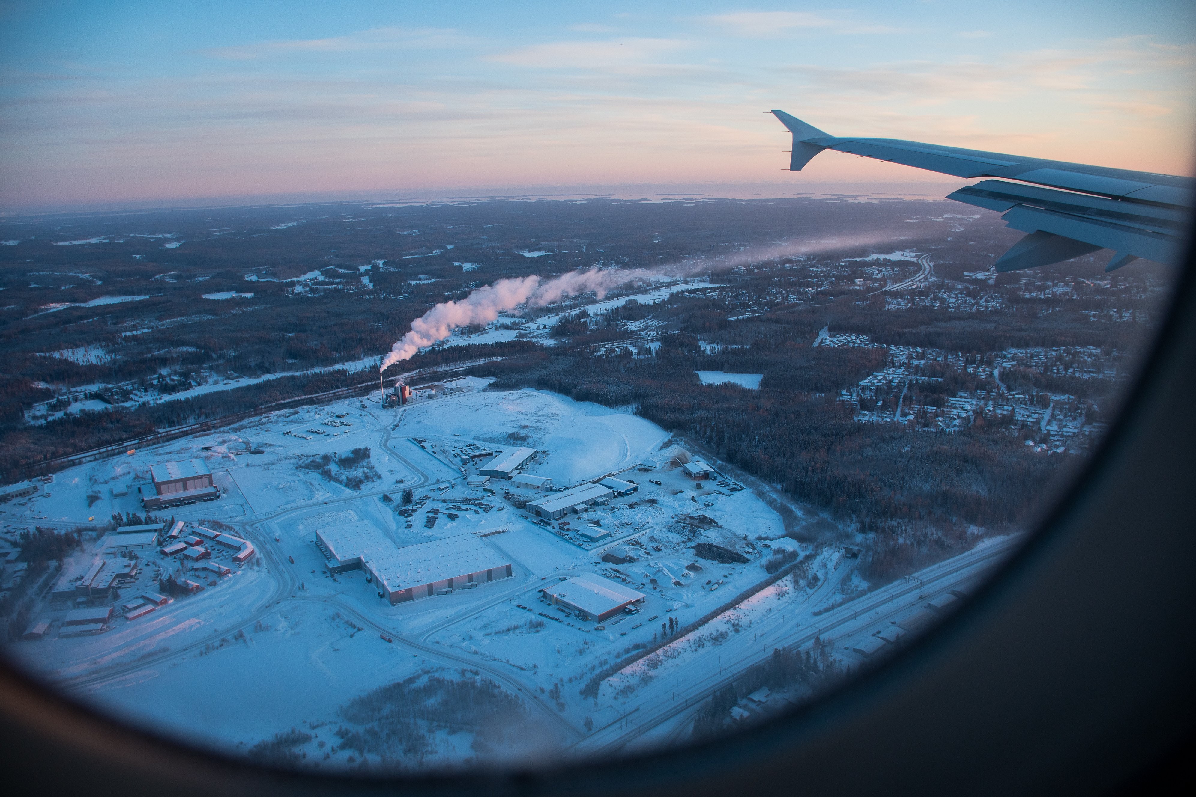 Escena de invierno desde la foto de la ventana del avión