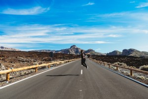 Foto de salto em rodovia no deserto